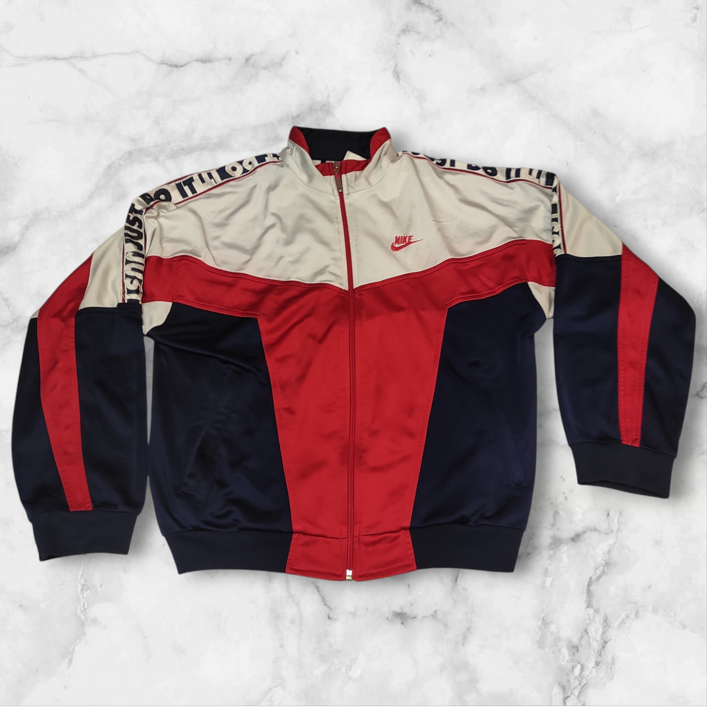 Entdecke unsere Vintage Track Pants von Nike und anderen Marken, erhältlich bei Valuxery.de - Dein Shop für trendige Vintage - Kleidung. Unsere Track Pants sind aus hochwertigen Materialien und