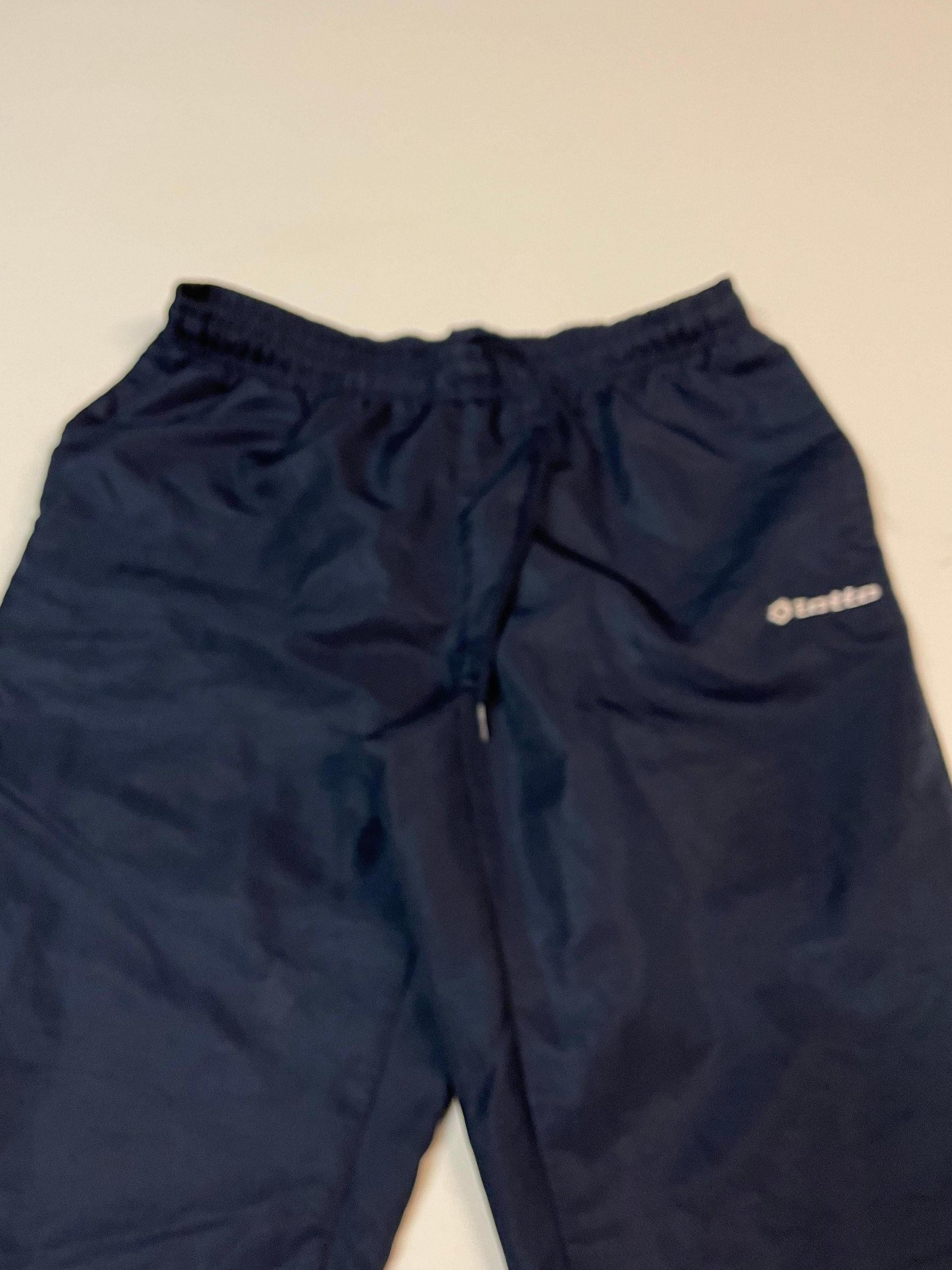 Entdecke unsere Vintage Track Pants von Nike und anderen Marken, erhältlich bei Valuxery.de - Dein Shop für trendige Vintage - Kleidung. Unsere Track Pants sind aus hochwertigen Materialien und