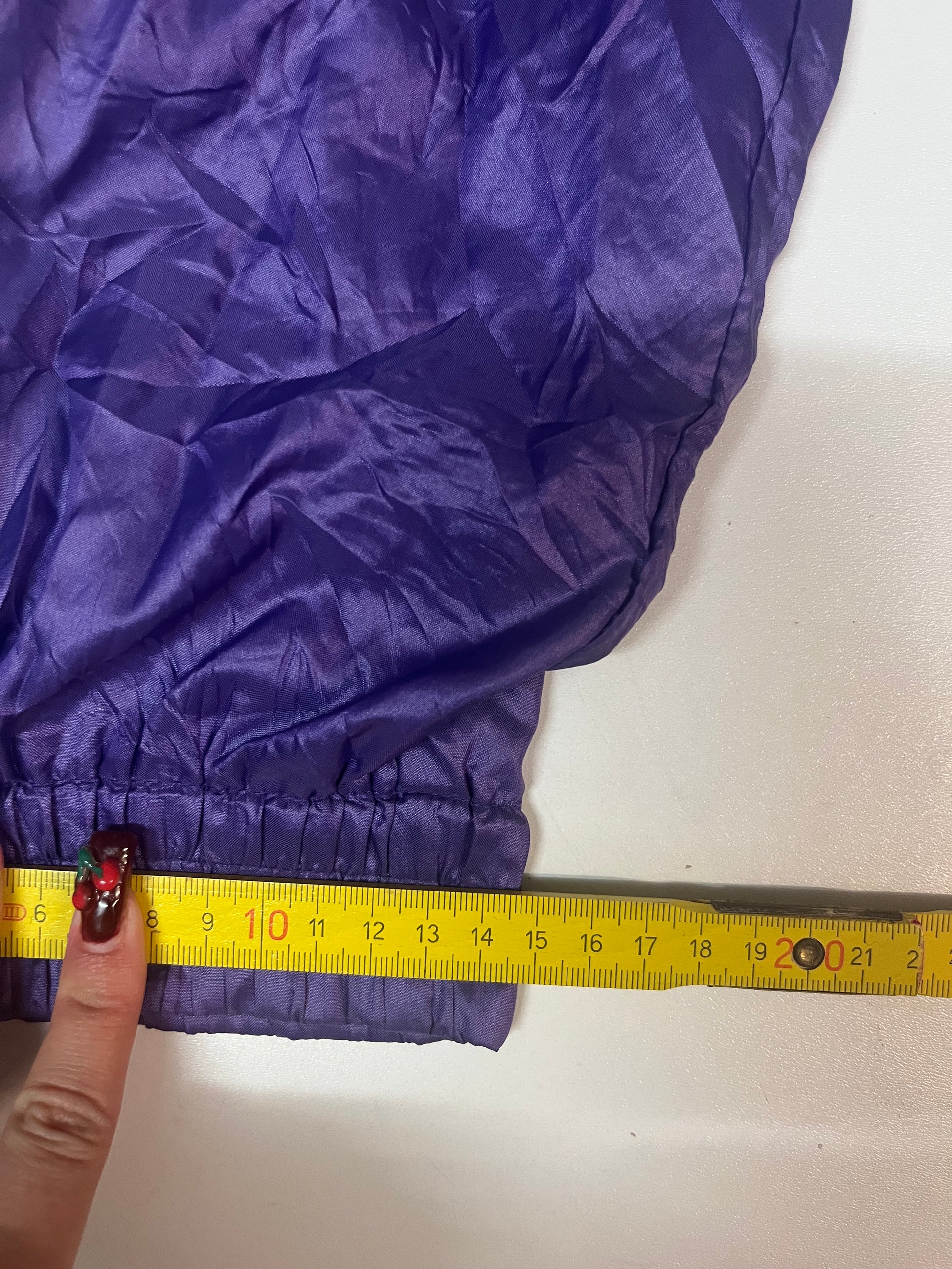 Entdecke unsere Vintage Track Pants von Nike und anderen Marken, erhältlich bei Valuxery.de - Dein Shop für trendige Vintage - Kleidung. Unsere Track Pants sind aus hochwertigen Materialien und