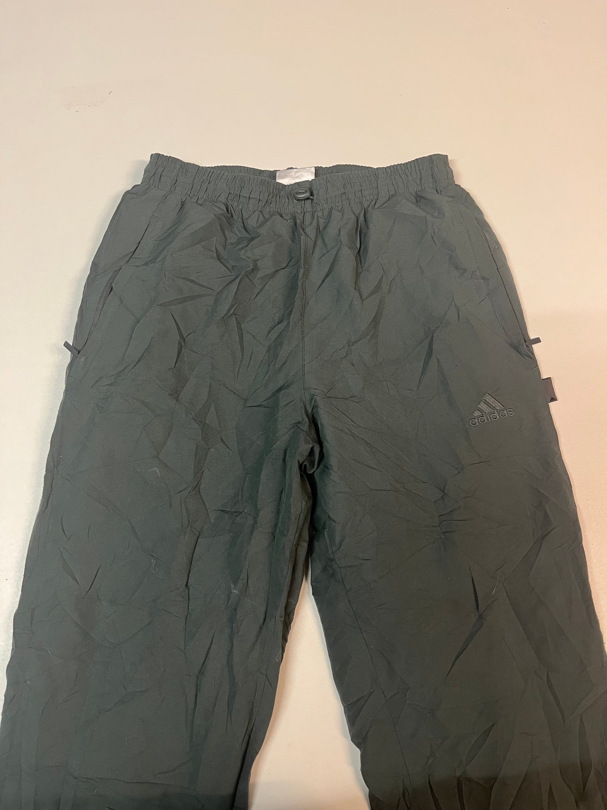 Entdecke unsere Vintage Track Pants von Nike und anderen Marken, erhältlich bei Valuxery.de - Dein Shop für trendige Vintage - Kleidung. Unsere Track Pants sind aus hochwertigen Materialien und