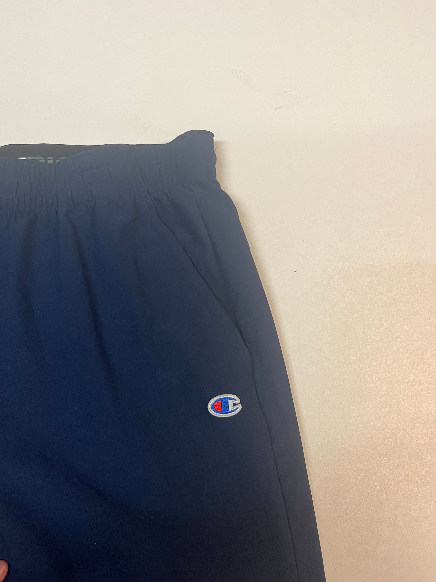 Entdecke unsere Vintage Track Pants von Nike und anderen Marken, erhältlich bei Valuxery.de - Dein Shop für trendige Vintage - Kleidung. Unsere Track Pants sind aus hochwertigen Materialien und