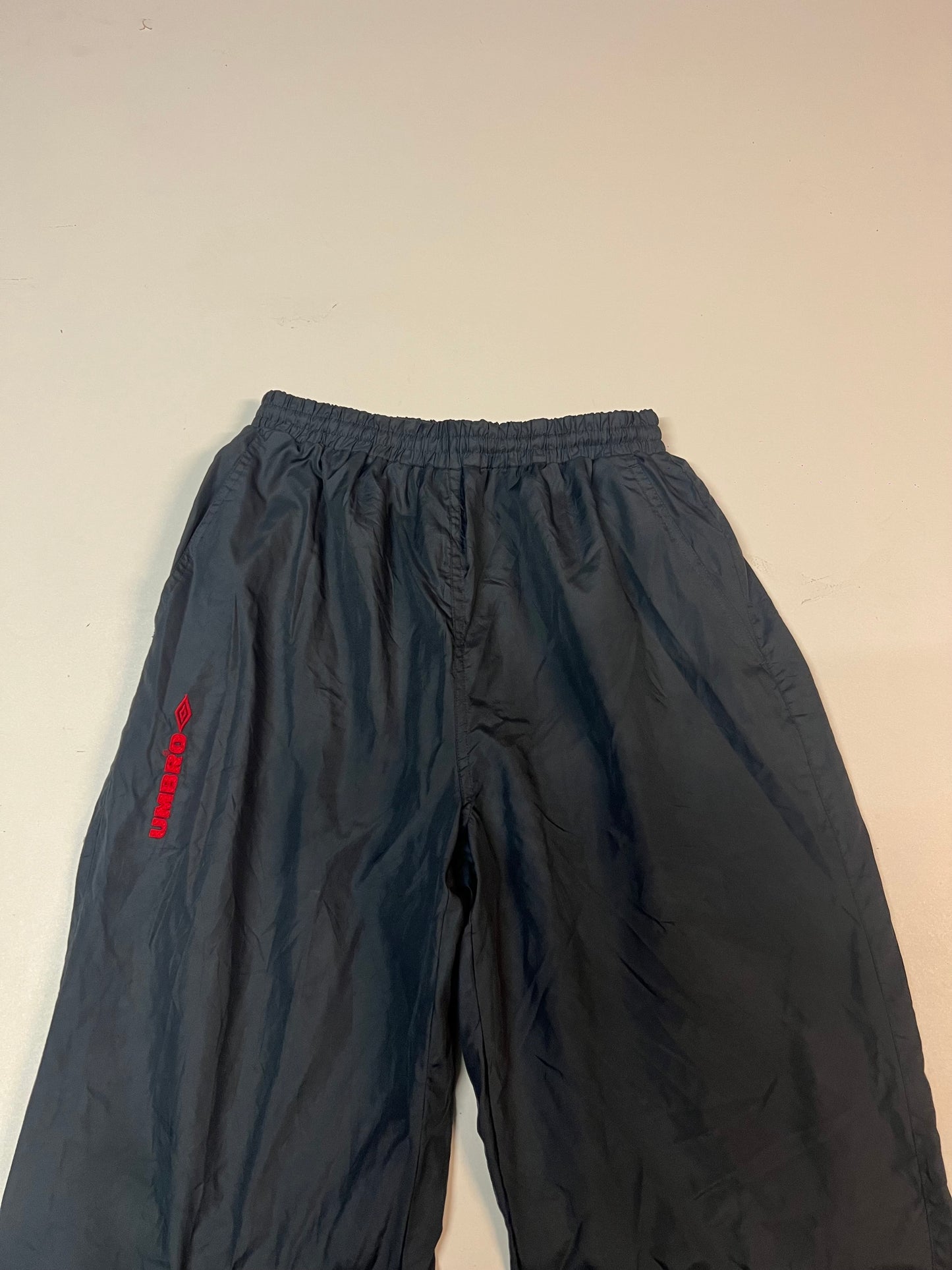 Entdecke unsere Vintage Track Pants von Nike und anderen Marken, erhältlich bei Valuxery.de - Dein Shop für trendige Vintage - Kleidung. Unsere Track Pants sind aus hochwertigen Materialien und