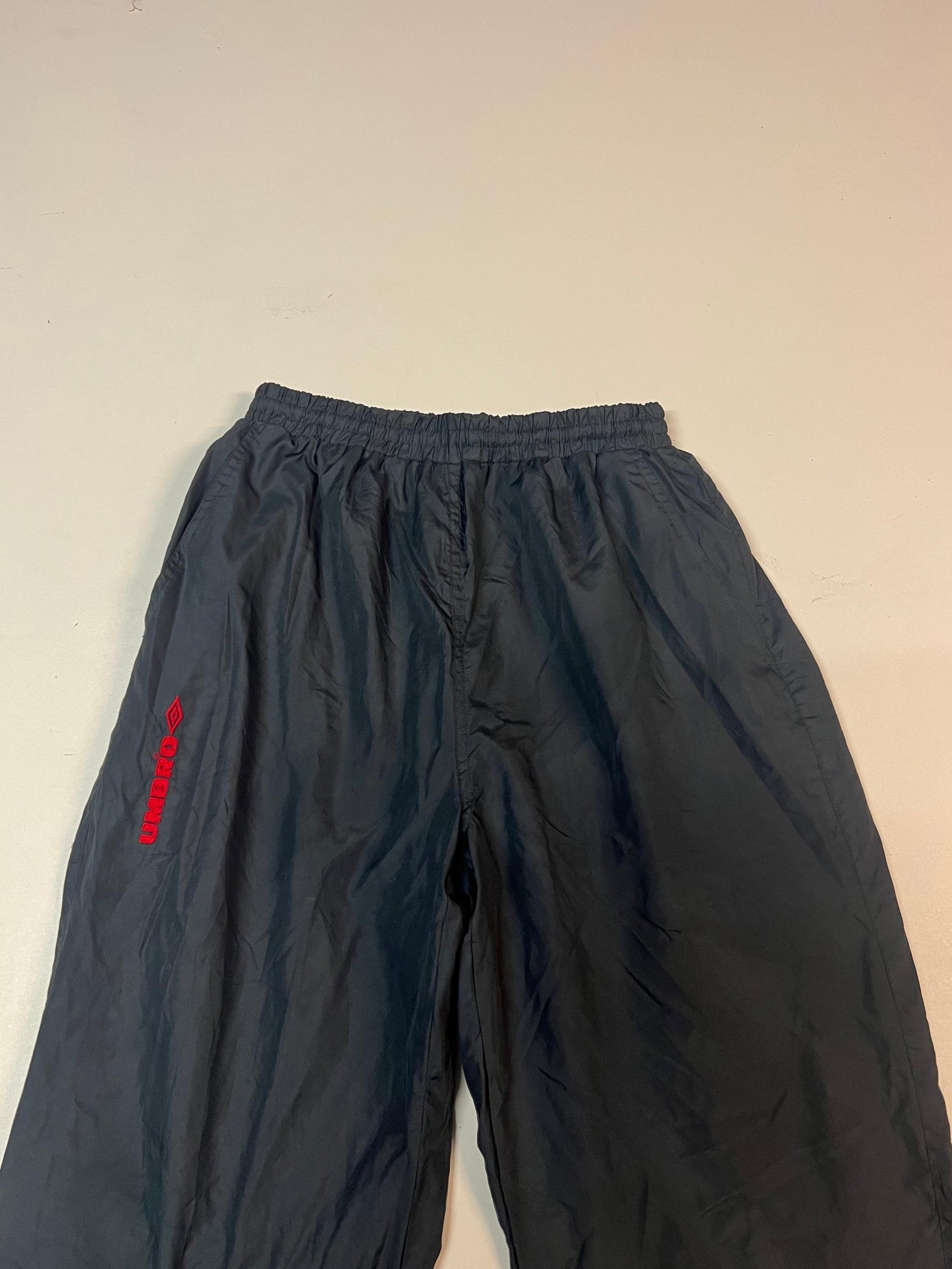 Entdecke unsere Vintage Track Pants von Nike und anderen Marken, erhältlich bei Valuxery.de - Dein Shop für trendige Vintage - Kleidung. Unsere Track Pants sind aus hochwertigen Materialien und