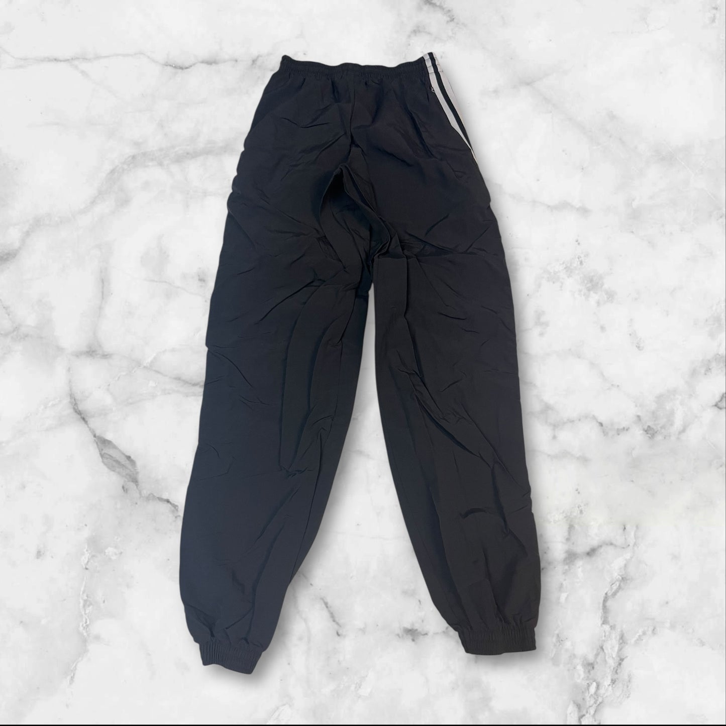 Entdecke unsere Vintage Track Pants von Nike und anderen Marken, erhältlich bei Valuxery.de - Dein Shop für trendige Vintage - Kleidung. Unsere Track Pants sind aus hochwertigen Materialien und