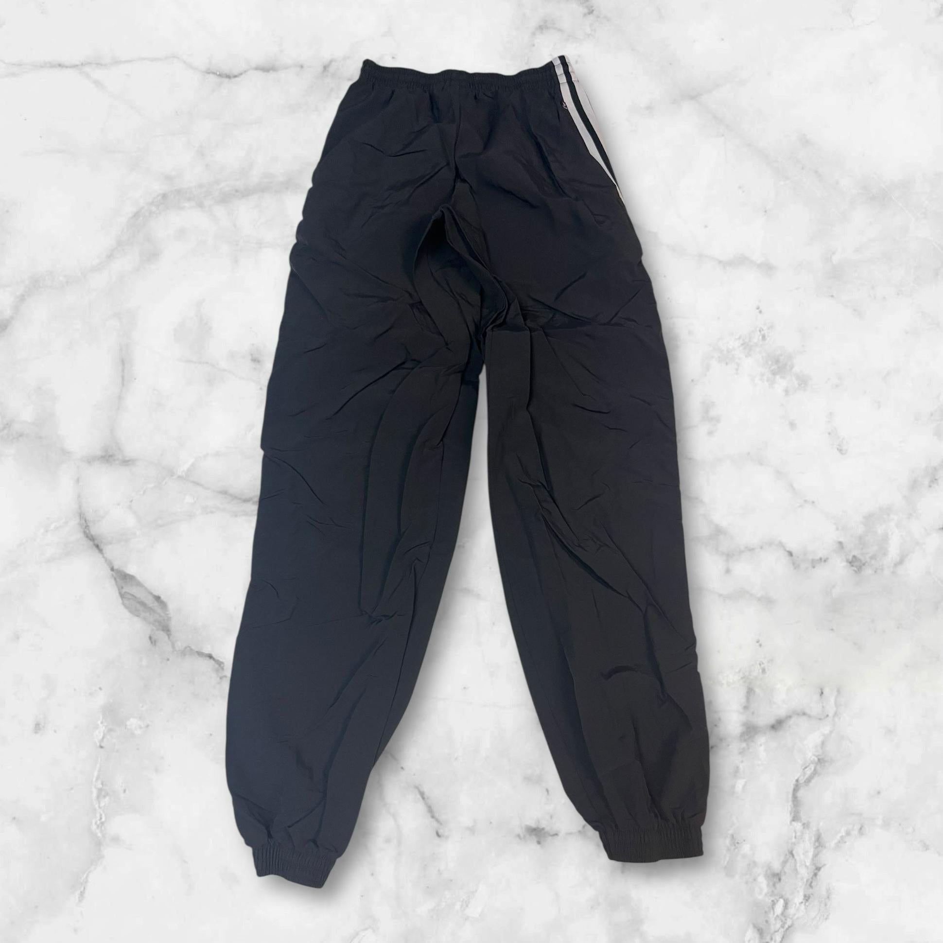 Entdecke unsere Vintage Track Pants von Nike und anderen Marken, erhältlich bei Valuxery.de - Dein Shop für trendige Vintage - Kleidung. Unsere Track Pants sind aus hochwertigen Materialien und