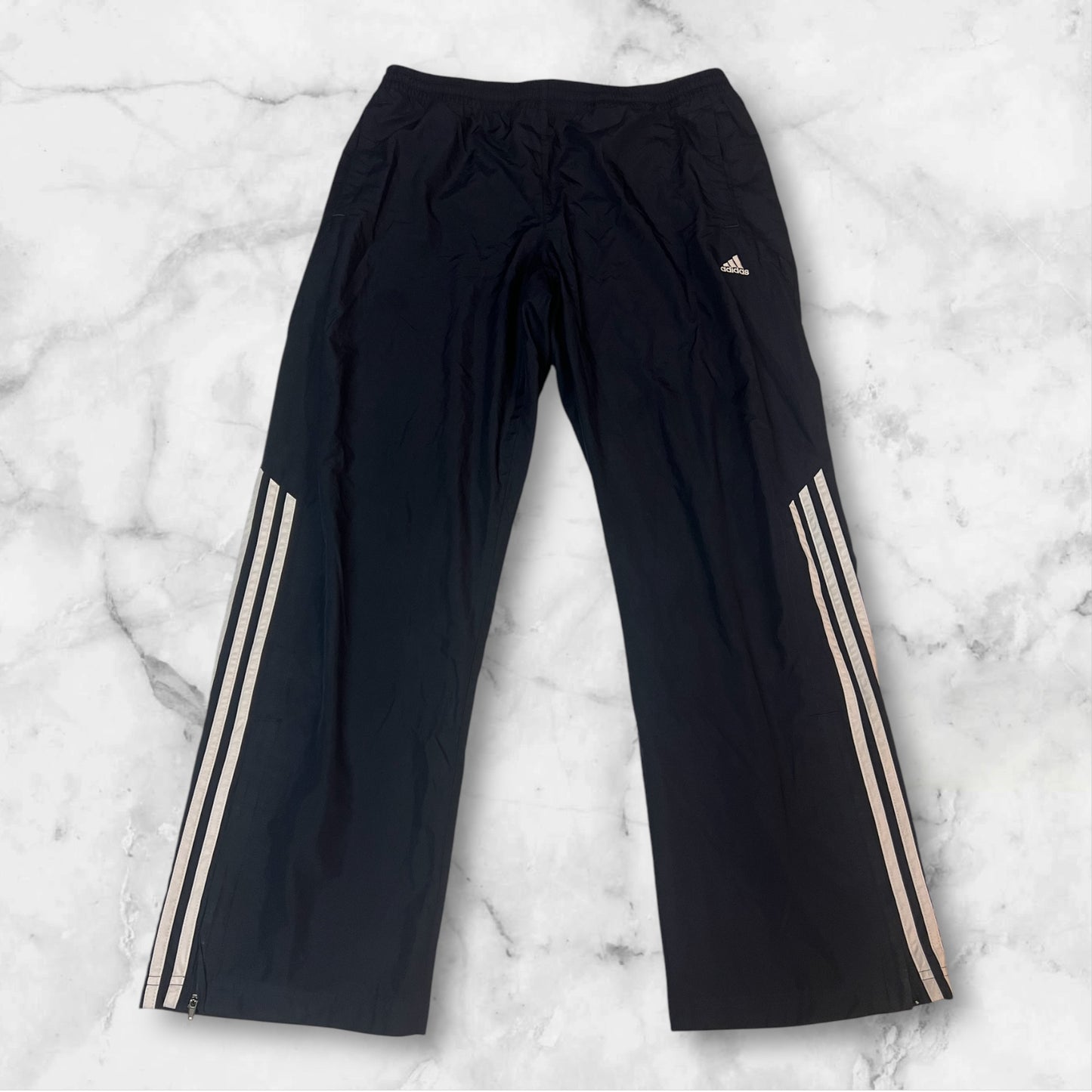 Entdecke unsere Vintage Track Pants von Nike und anderen Marken, erhältlich bei Valuxery.de - Dein Shop für trendige Vintage - Kleidung. Unsere Track Pants sind aus hochwertigen Materialien und