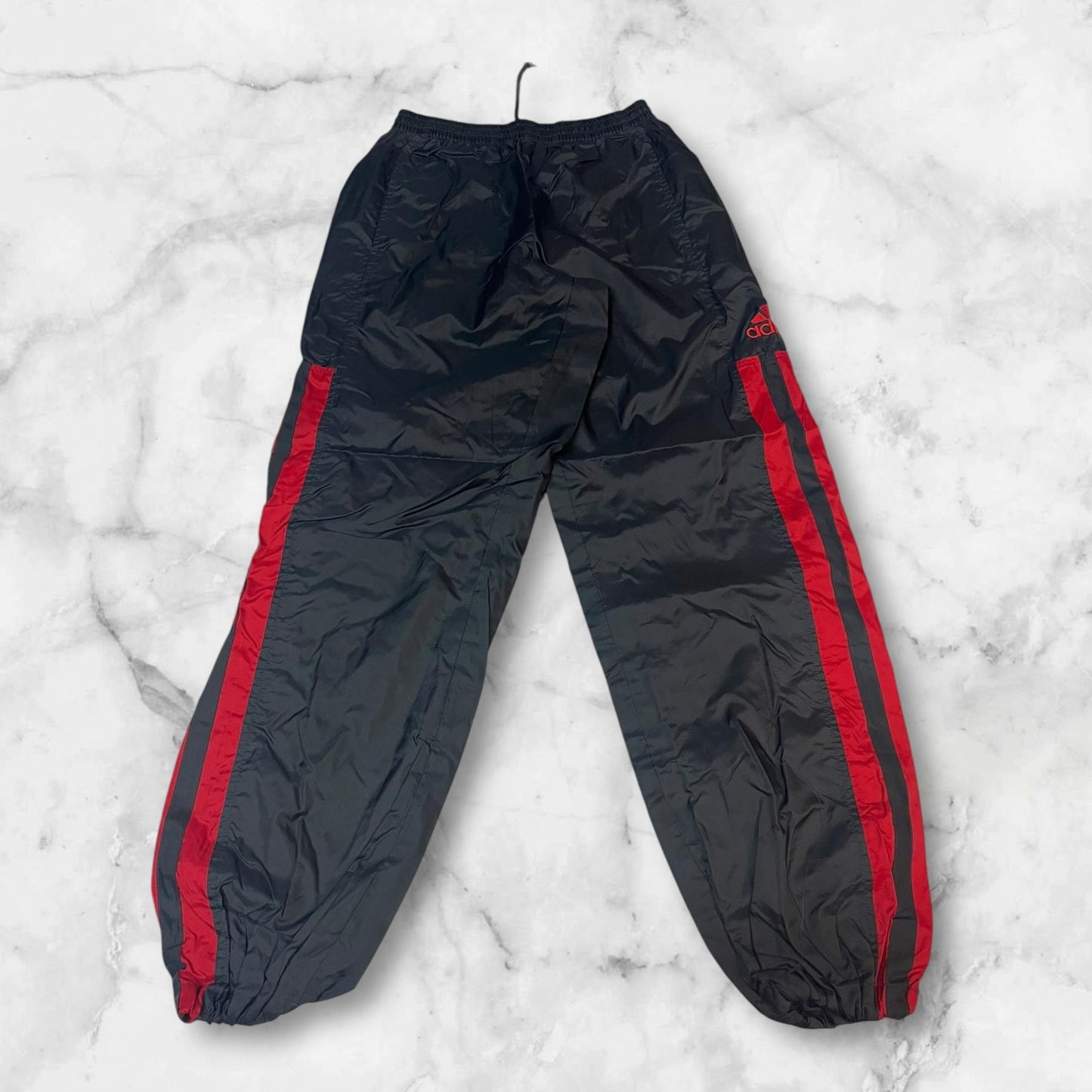 Entdecke unsere Vintage Track Pants von Nike und anderen Marken, erhältlich bei Valuxery.de - Dein Shop für trendige Vintage - Kleidung. Unsere Track Pants sind aus hochwertigen Materialien und