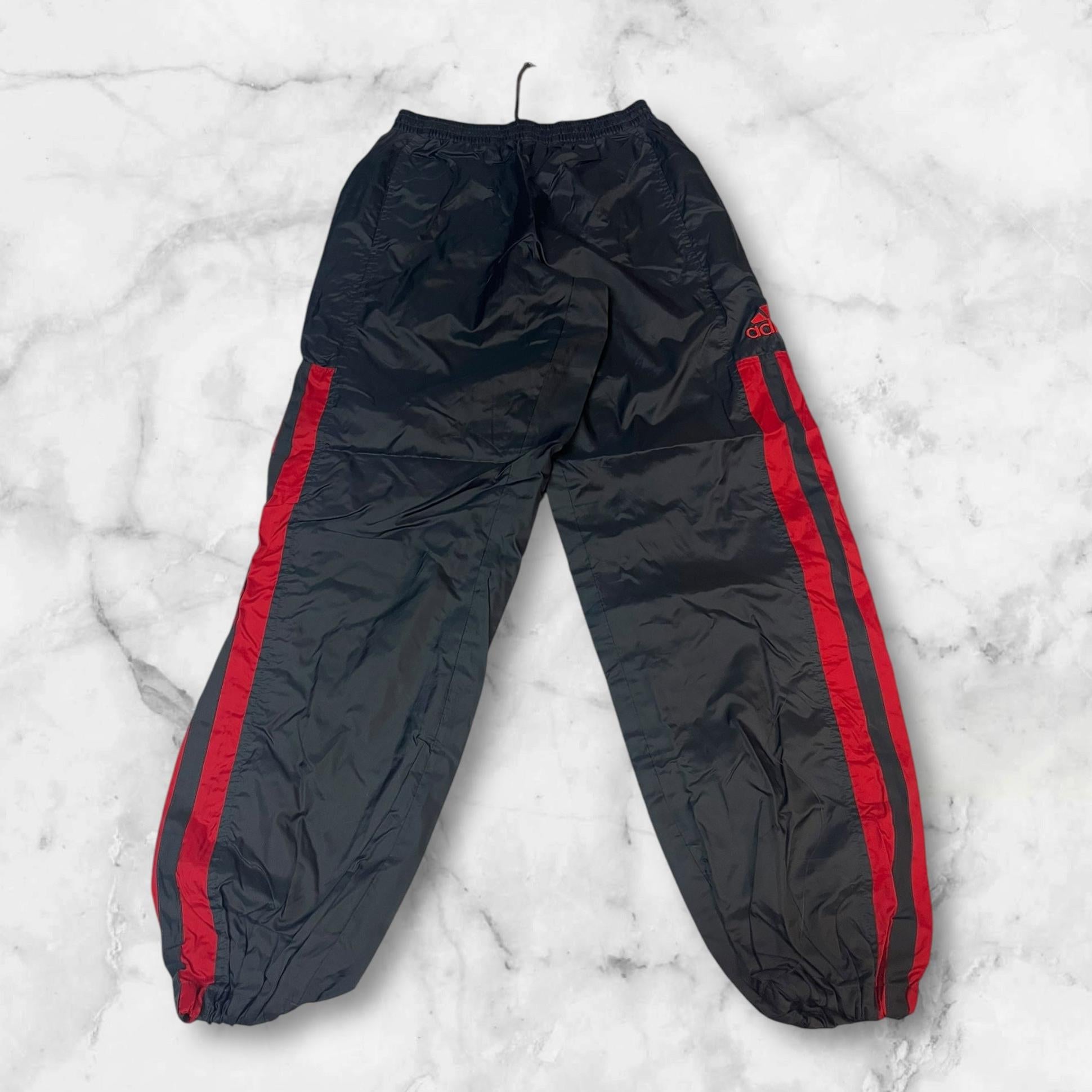 Entdecke unsere Vintage Track Pants von Nike und anderen Marken, erhältlich bei Valuxery.de - Dein Shop für trendige Vintage - Kleidung. Unsere Track Pants sind aus hochwertigen Materialien und