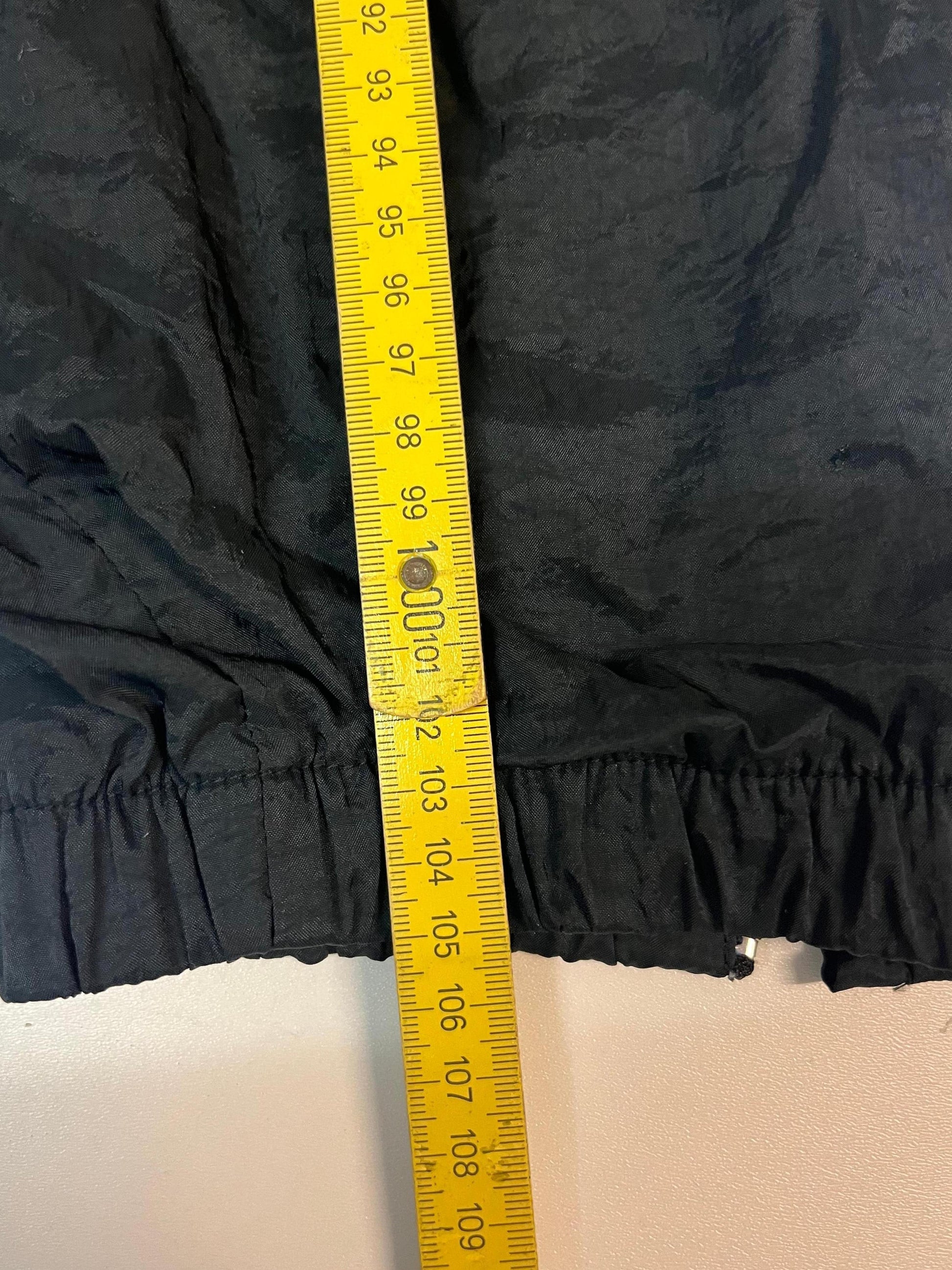 Entdecke unsere Vintage Track Pants von Nike und anderen Marken, erhältlich bei Valuxery.de - Dein Shop für trendige Vintage - Kleidung. Unsere Track Pants sind aus hochwertigen Materialien und