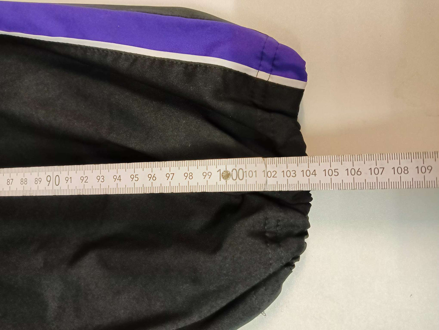 Entdecke unsere Vintage Track Pants von Nike und anderen Marken, erhältlich bei Valuxery.de - Dein Shop für trendige Vintage - Kleidung. Unsere Track Pants sind aus hochwertigen Materialien und