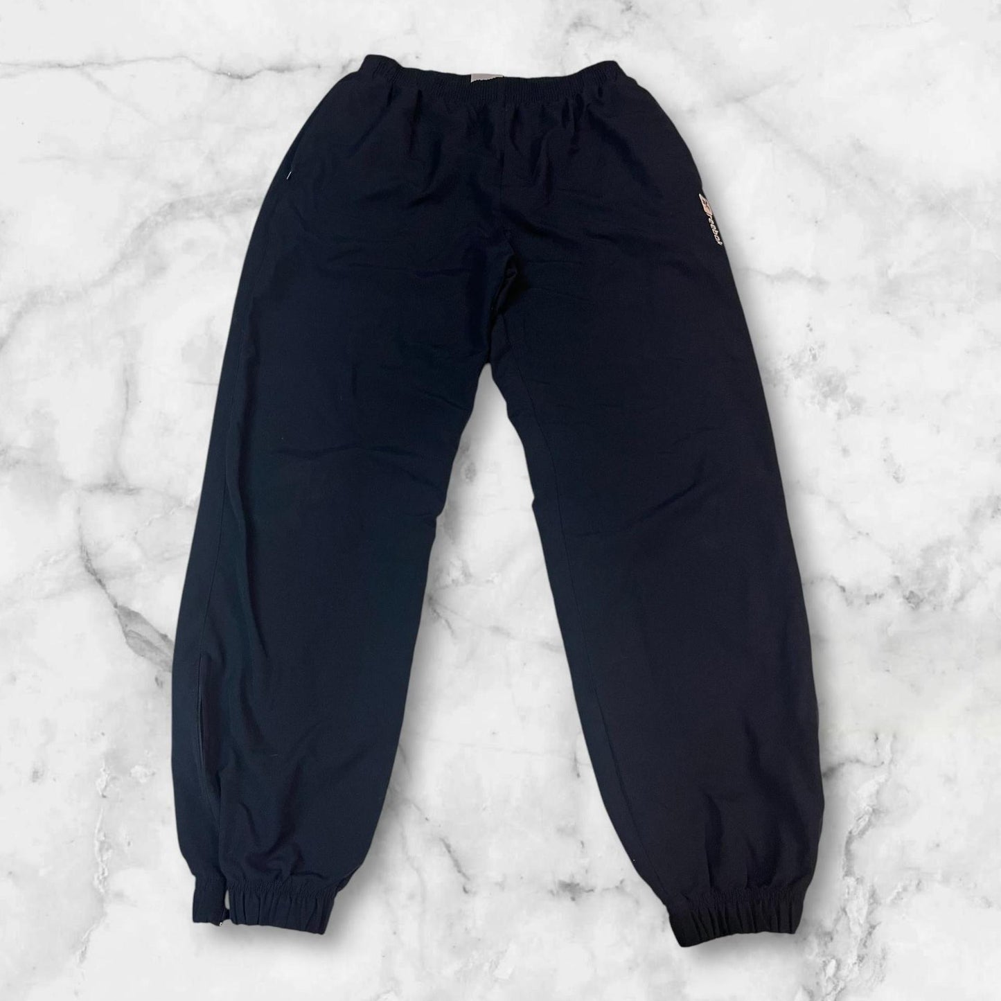 Entdecke unsere Vintage Track Pants von Nike und anderen Marken, erhältlich bei Valuxery.de - Dein Shop für trendige Vintage - Kleidung. Unsere Track Pants sind aus hochwertigen Materialien und