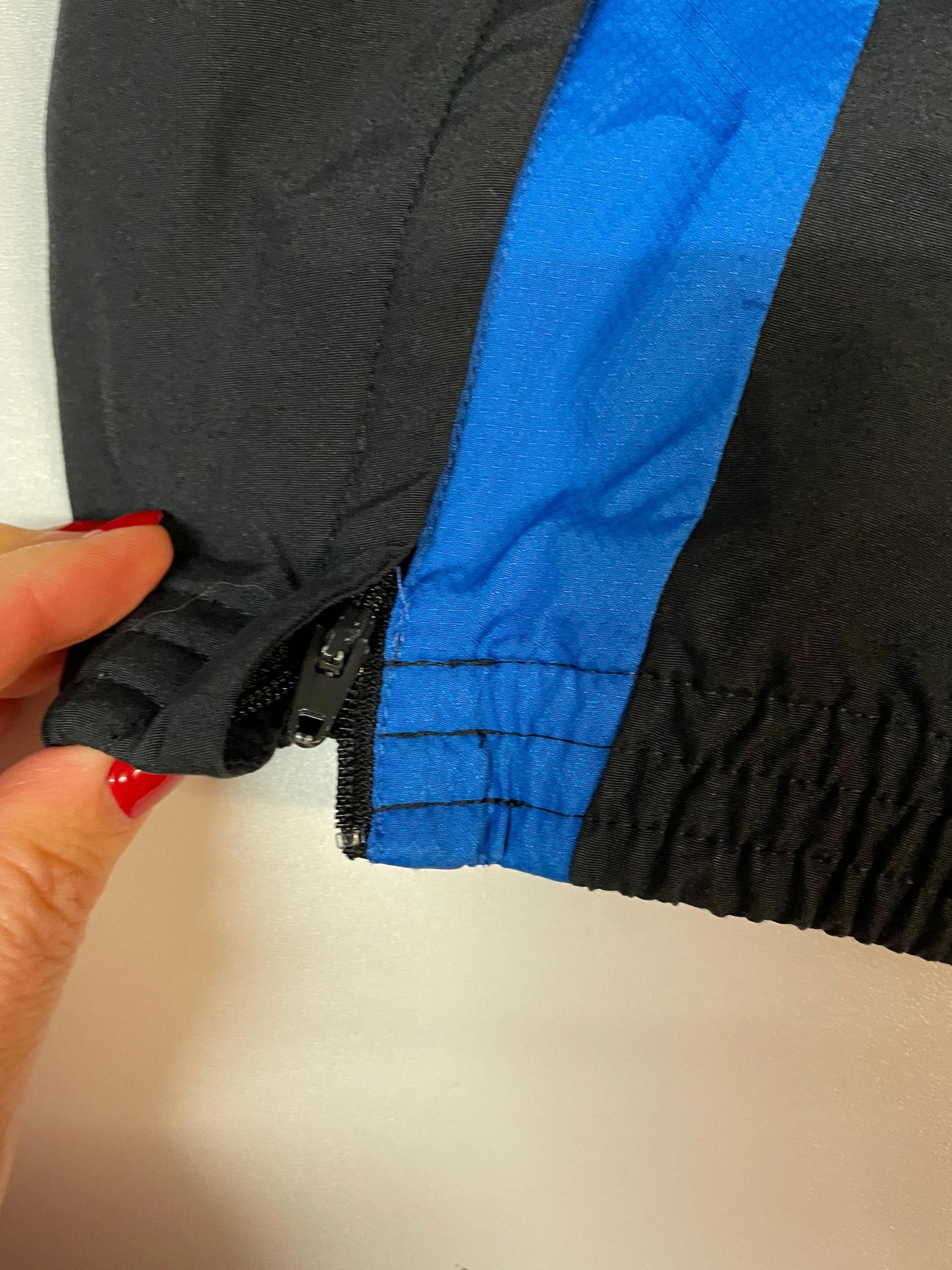 Entdecke unsere Vintage Track Pants von Nike und anderen Marken, erhältlich bei Valuxery.de - Dein Shop für trendige Vintage - Kleidung. Unsere Track Pants sind aus hochwertigen Materialien und