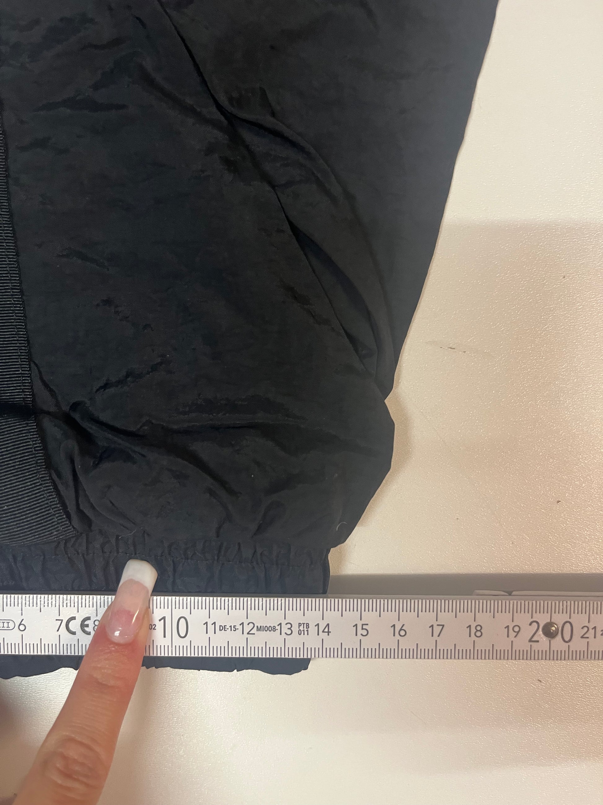 Entdecke unsere Vintage Track Pants von Nike und anderen Marken, erhältlich bei Valuxery.de - Dein Shop für trendige Vintage - Kleidung. Unsere Track Pants sind aus hochwertigen Materialien und