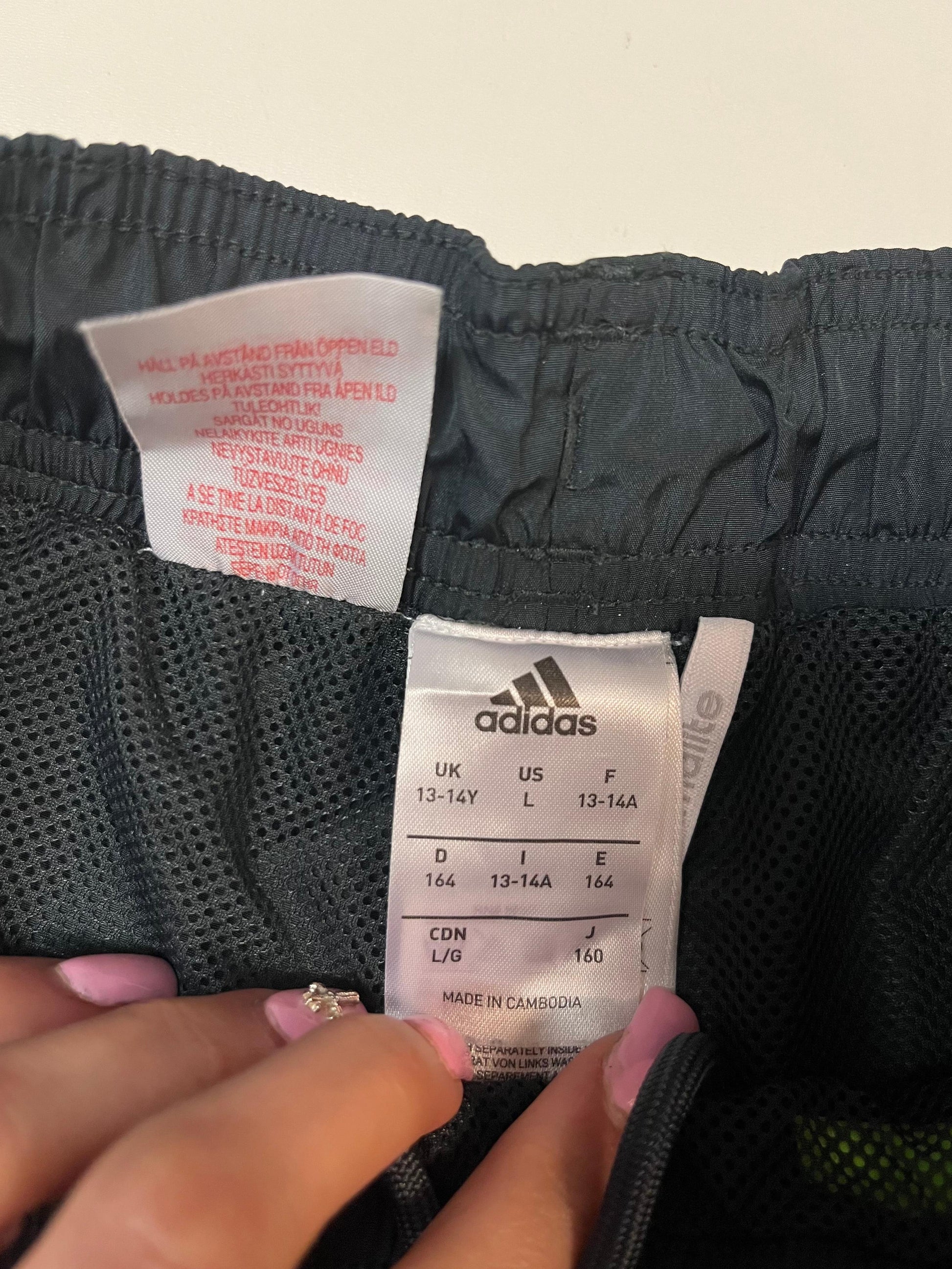 Entdecke unsere Vintage Track Pants von Nike und anderen Marken, erhältlich bei Valuxery.de - Dein Shop für trendige Vintage - Kleidung. Unsere Track Pants sind aus hochwertigen Materialien und