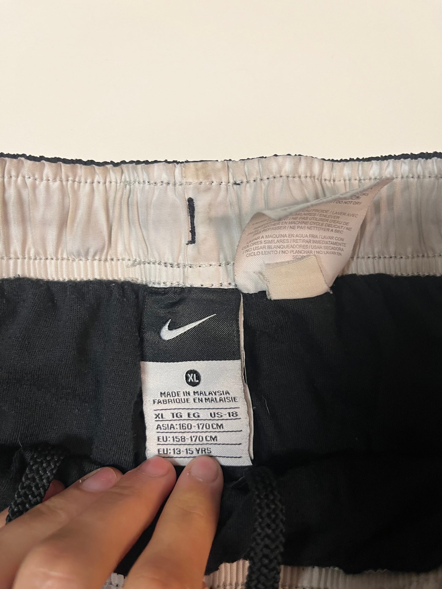 Entdecke unsere Vintage Track Pants von Nike und anderen Marken, erhältlich bei Valuxery.de - Dein Shop für trendige Vintage - Kleidung. Unsere Track Pants sind aus hochwertigen Materialien und