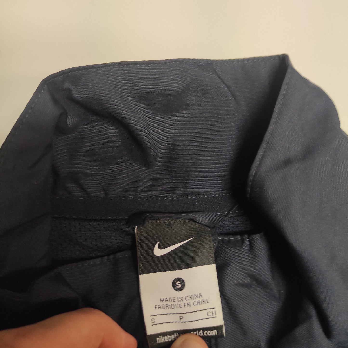 Entdecke unsere Vintage Track Pants von Nike und anderen Marken, erhältlich bei Valuxery.de - Dein Shop für trendige Vintage - Kleidung. Unsere Track Pants sind aus hochwertigen Materialien und