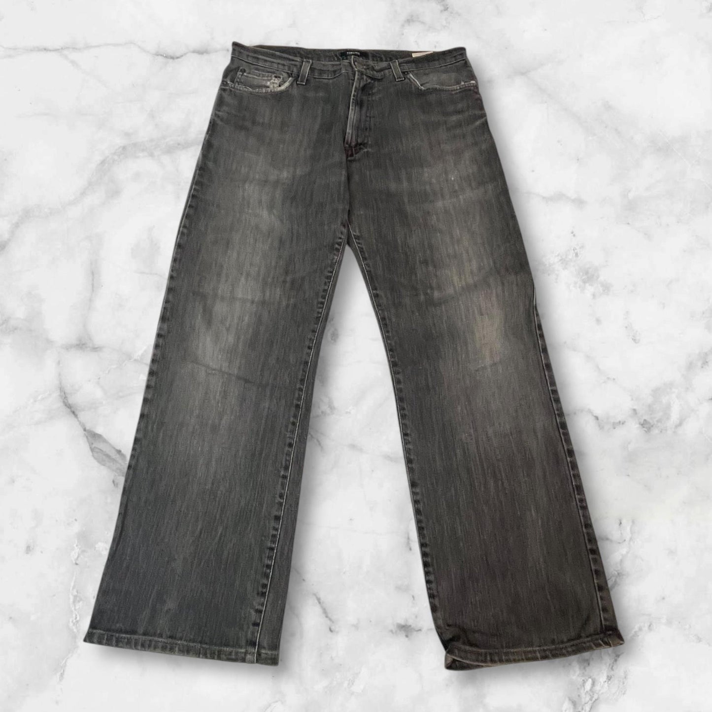 Entdecke unsere Vintage Track Pants von Nike und anderen Marken, erhältlich bei Valuxery.de - Dein Shop für trendige Vintage - Kleidung. Unsere Track Pants sind aus hochwertigen Materialien und