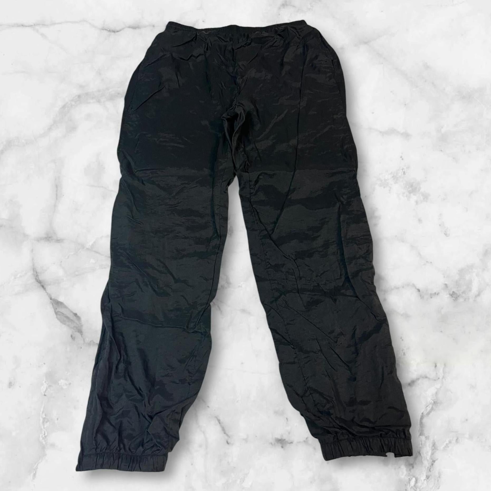 Entdecke unsere Vintage Track Pants von Nike und anderen Marken, erhältlich bei Valuxery.de - Dein Shop für trendige Vintage - Kleidung. Unsere Track Pants sind aus hochwertigen Materialien und