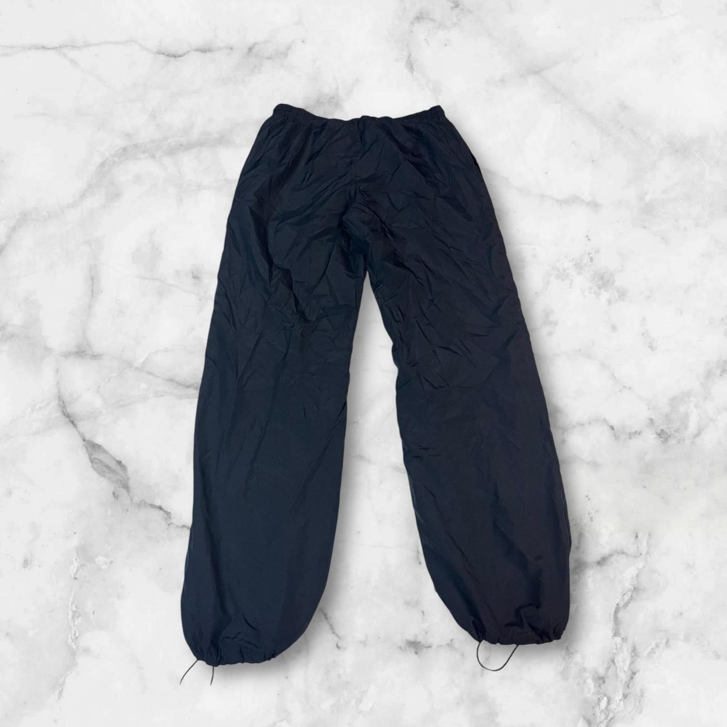 Entdecke unsere Vintage Track Pants von Nike und anderen Marken, erhältlich bei Valuxery.de - Dein Shop für trendige Vintage - Kleidung. Unsere Track Pants sind aus hochwertigen Materialien und