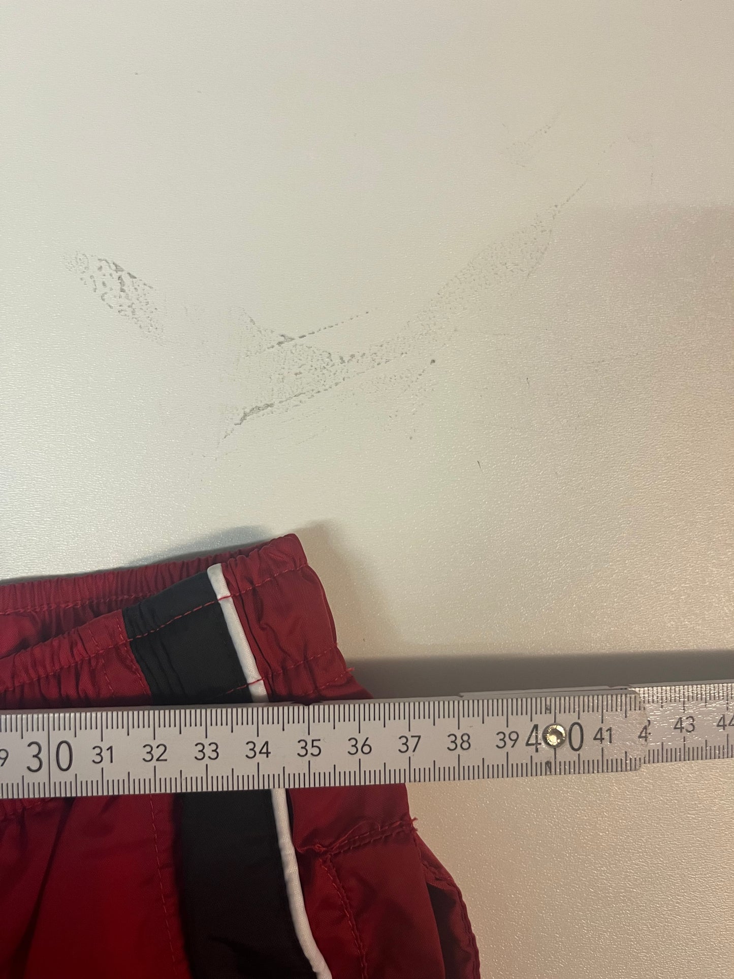 Entdecke unsere Vintage Track Pants von Nike und anderen Marken, erhältlich bei Valuxery.de - Dein Shop für trendige Vintage - Kleidung. Unsere Track Pants sind aus hochwertigen Materialien und