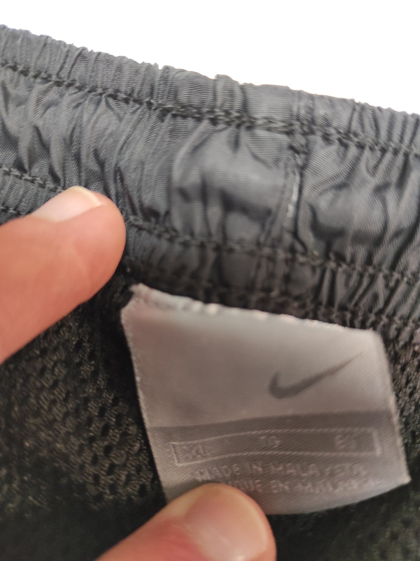 Entdecke unsere Vintage Track Pants von Nike und anderen Marken, erhältlich bei Valuxery.de - Dein Shop für trendige Vintage - Kleidung. Unsere Track Pants sind aus hochwertigen Materialien und