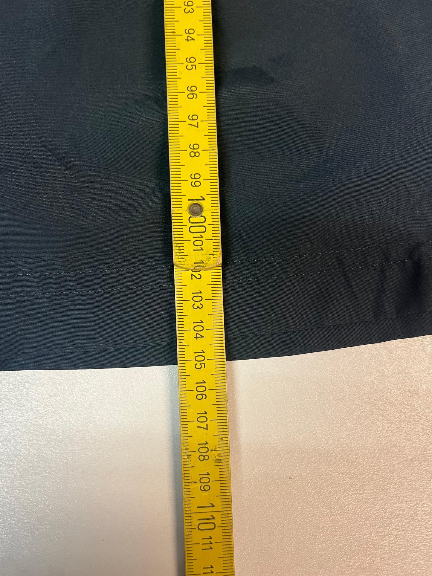 Entdecke unsere Vintage Track Pants von Nike und anderen Marken, erhältlich bei Valuxery.de - Dein Shop für trendige Vintage - Kleidung. Unsere Track Pants sind aus hochwertigen Materialien und