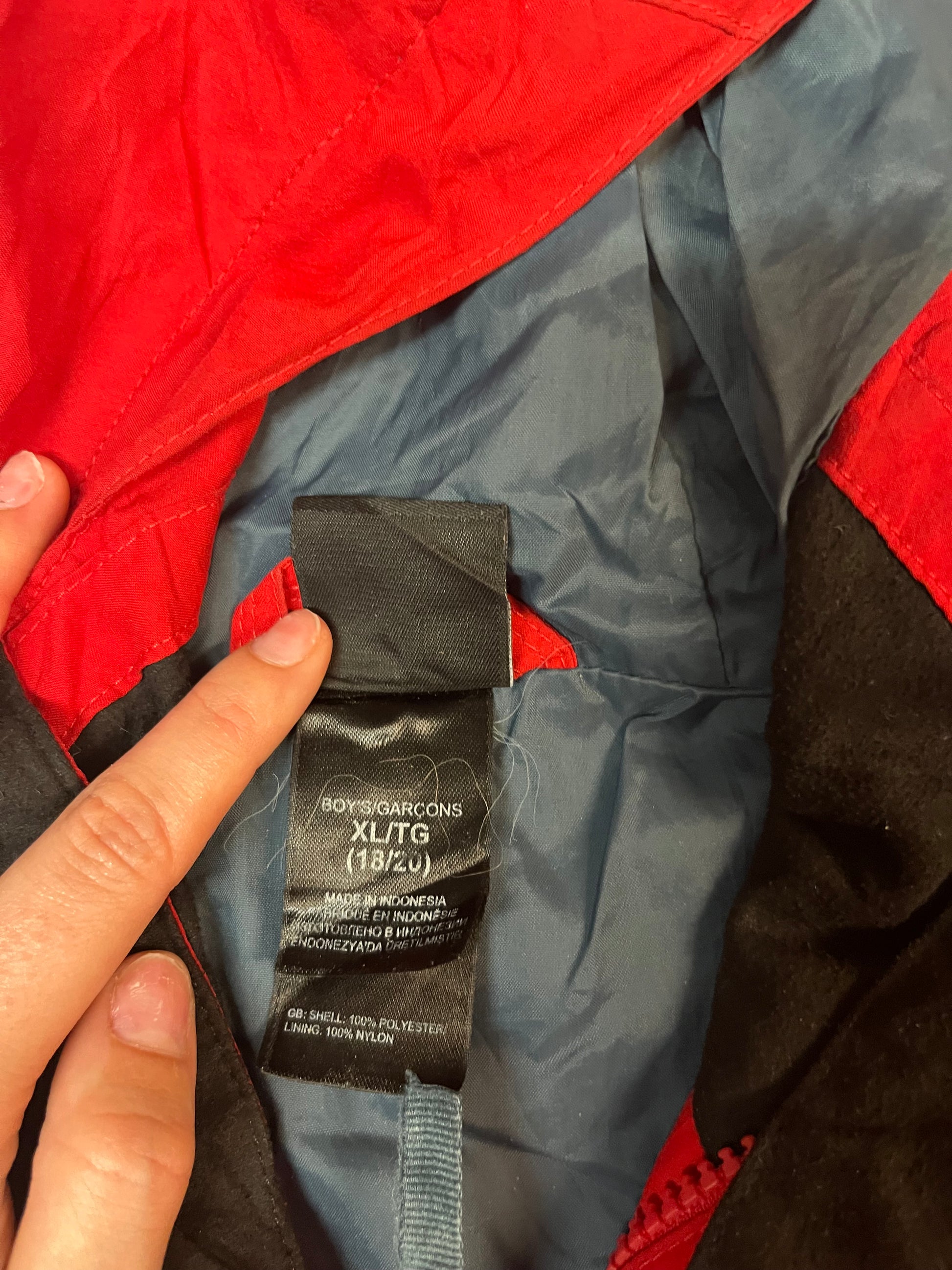 Entdecke unsere Vintage Track Pants von Nike und anderen Marken, erhältlich bei Valuxery.de - Dein Shop für trendige Vintage - Kleidung. Unsere Track Pants sind aus hochwertigen Materialien und