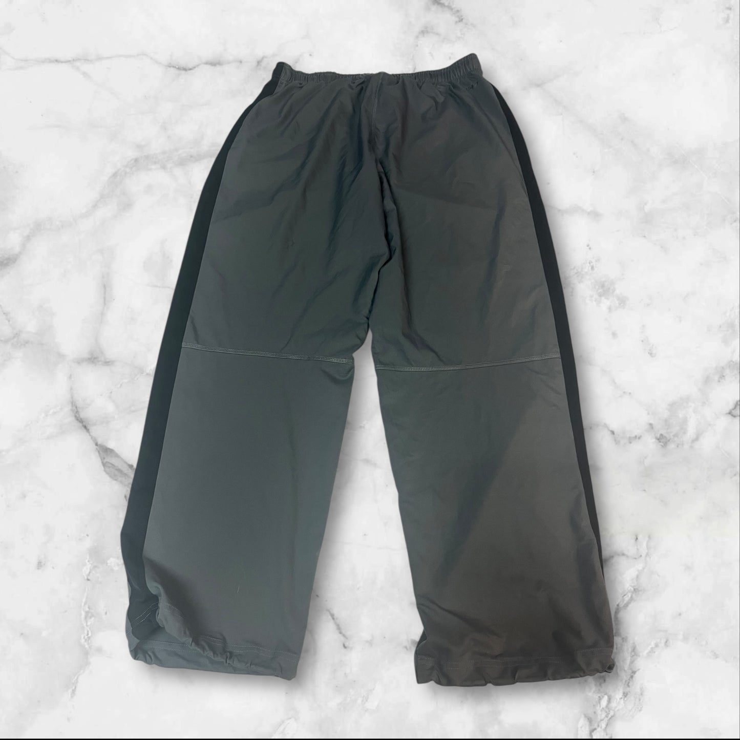 Entdecke unsere Vintage Track Pants von Nike und anderen Marken, erhältlich bei Valuxery.de - Dein Shop für trendige Vintage - Kleidung. Unsere Track Pants sind aus hochwertigen Materialien und