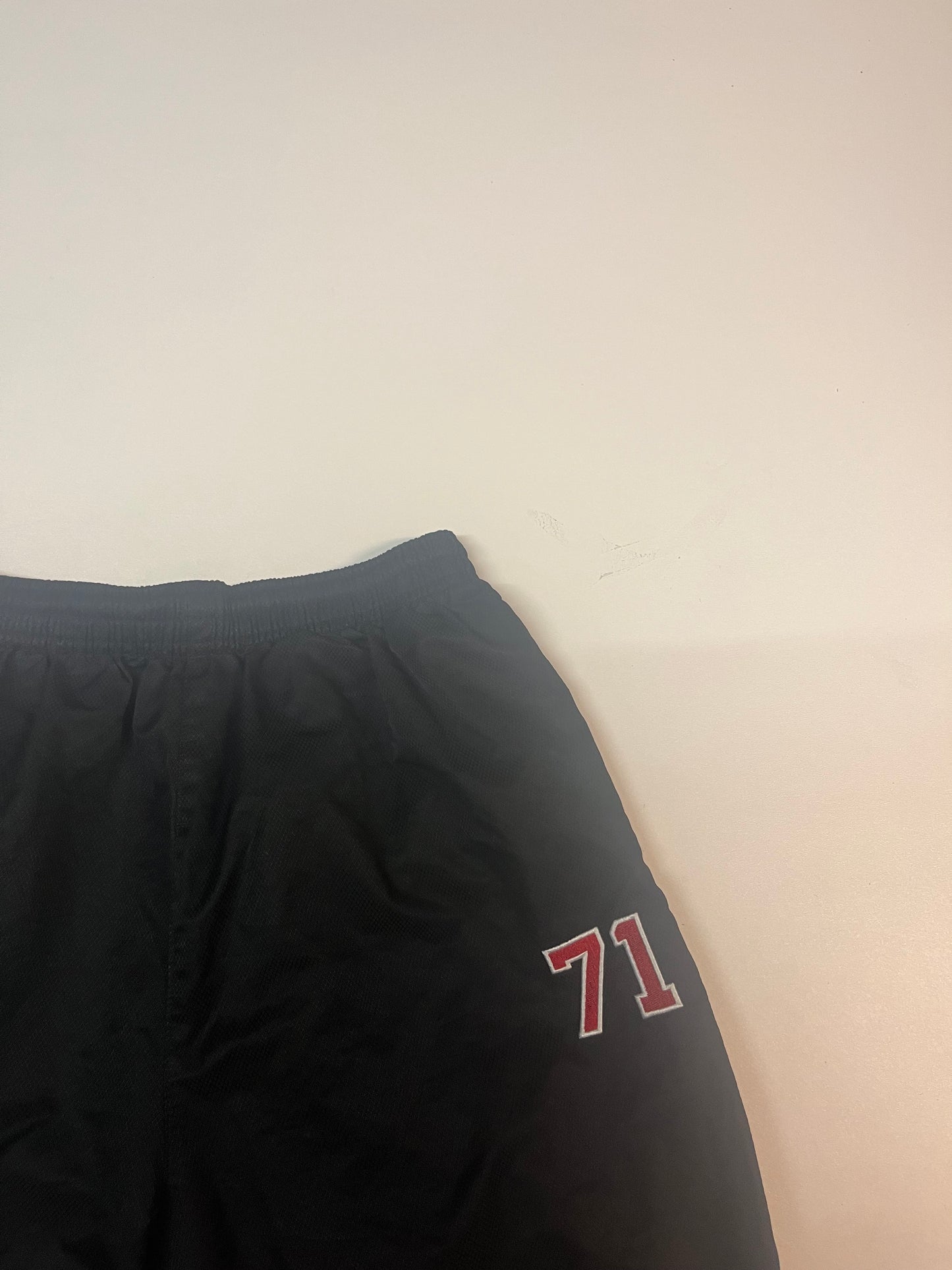 Entdecke unsere Vintage Track Pants von Nike und anderen Marken, erhältlich bei Valuxery.de - Dein Shop für trendige Vintage - Kleidung. Unsere Track Pants sind aus hochwertigen Materialien und