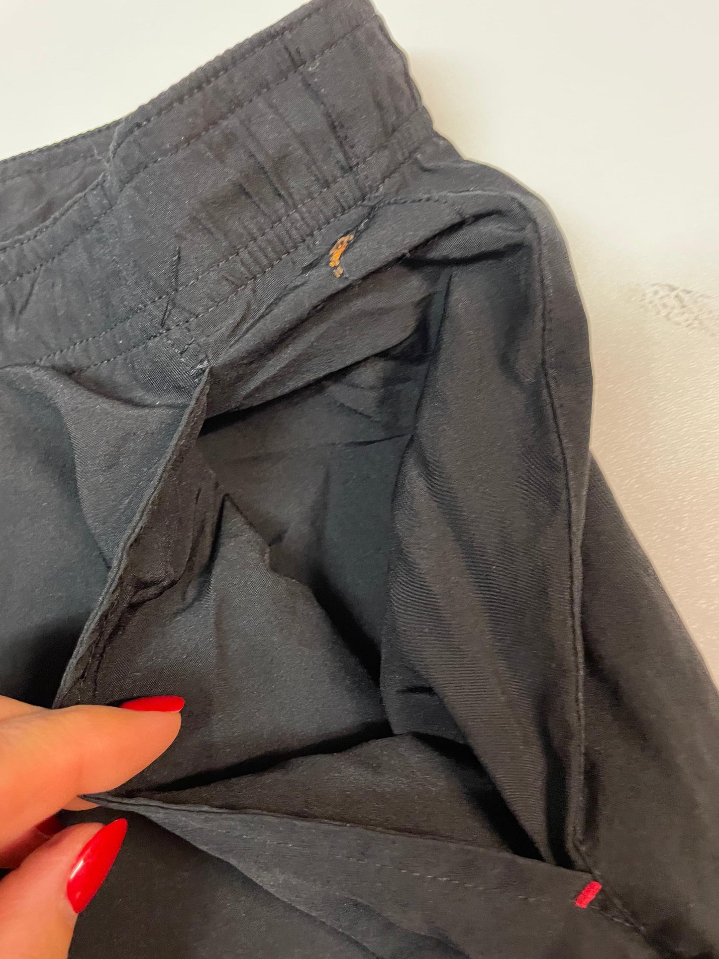 Entdecke unsere Vintage Track Pants von Nike und anderen Marken, erhältlich bei Valuxery.de - Dein Shop für trendige Vintage - Kleidung. Unsere Track Pants sind aus hochwertigen Materialien und