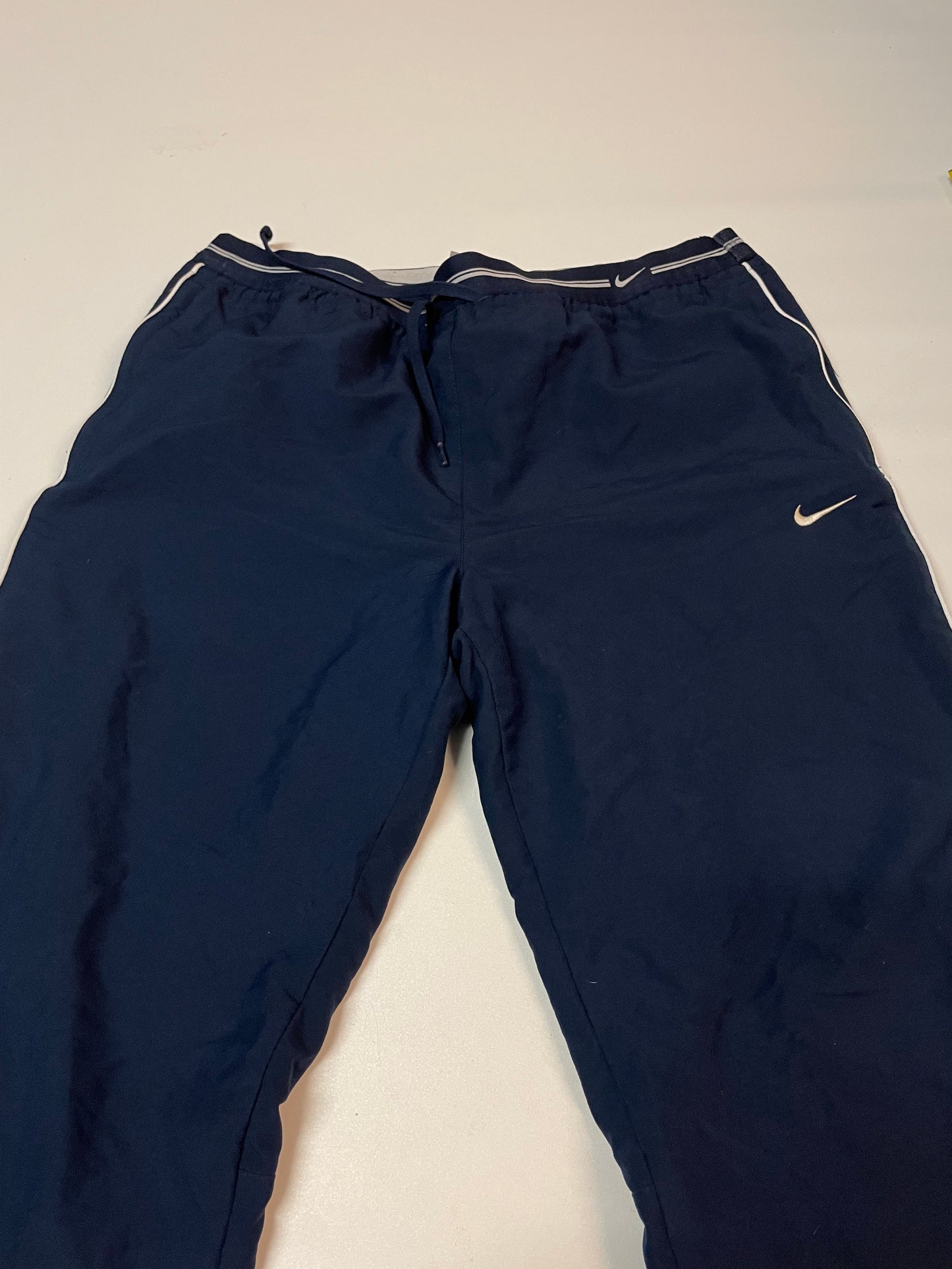 Entdecke unsere Vintage Track Pants von Nike und anderen Marken, erhältlich bei Valuxery.de - Dein Shop für trendige Vintage - Kleidung. Unsere Track Pants sind aus hochwertigen Materialien und