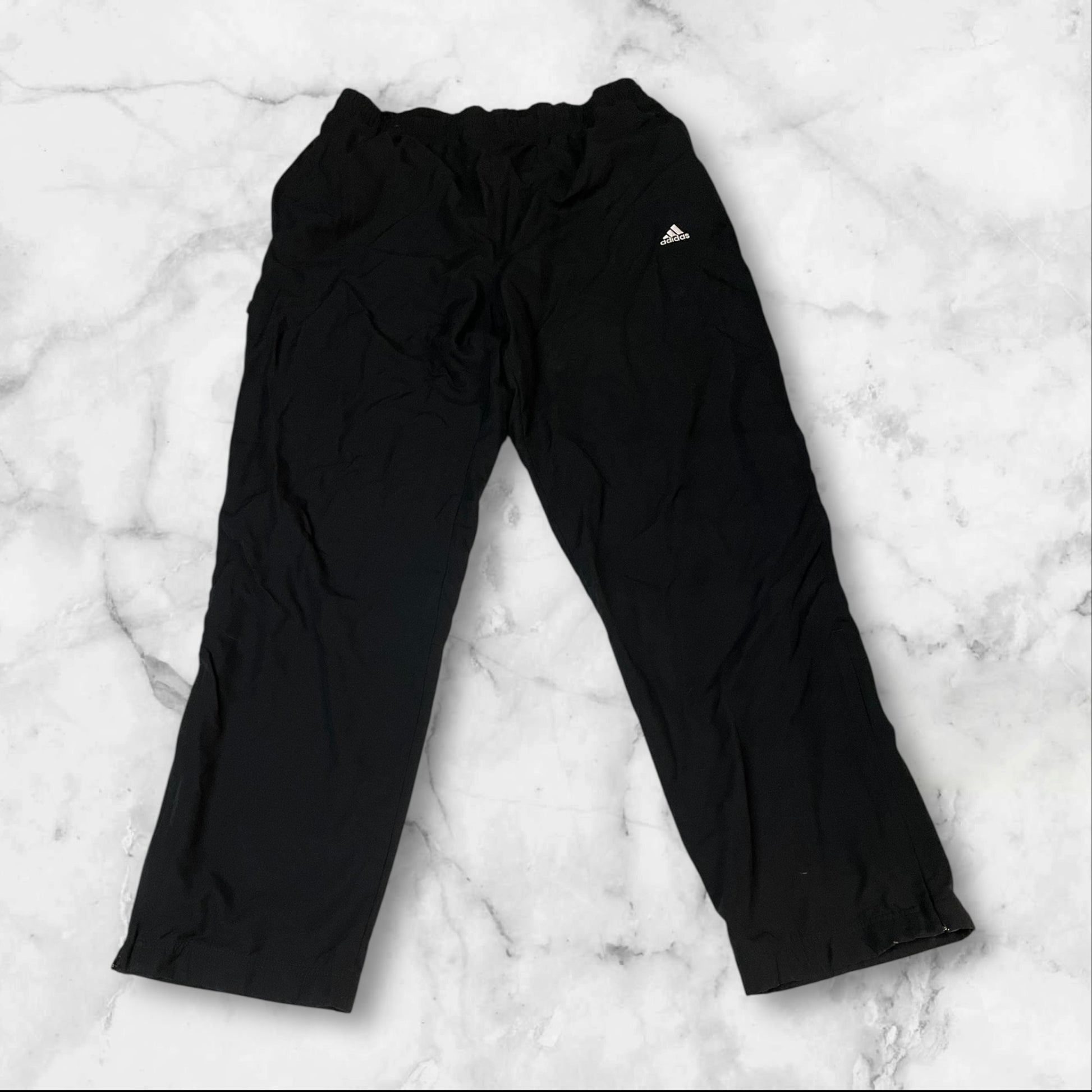 Entdecke unsere Vintage Track Pants von Nike und anderen Marken, erhältlich bei Valuxery.de - Dein Shop für trendige Vintage - Kleidung. Unsere Track Pants sind aus hochwertigen Materialien und