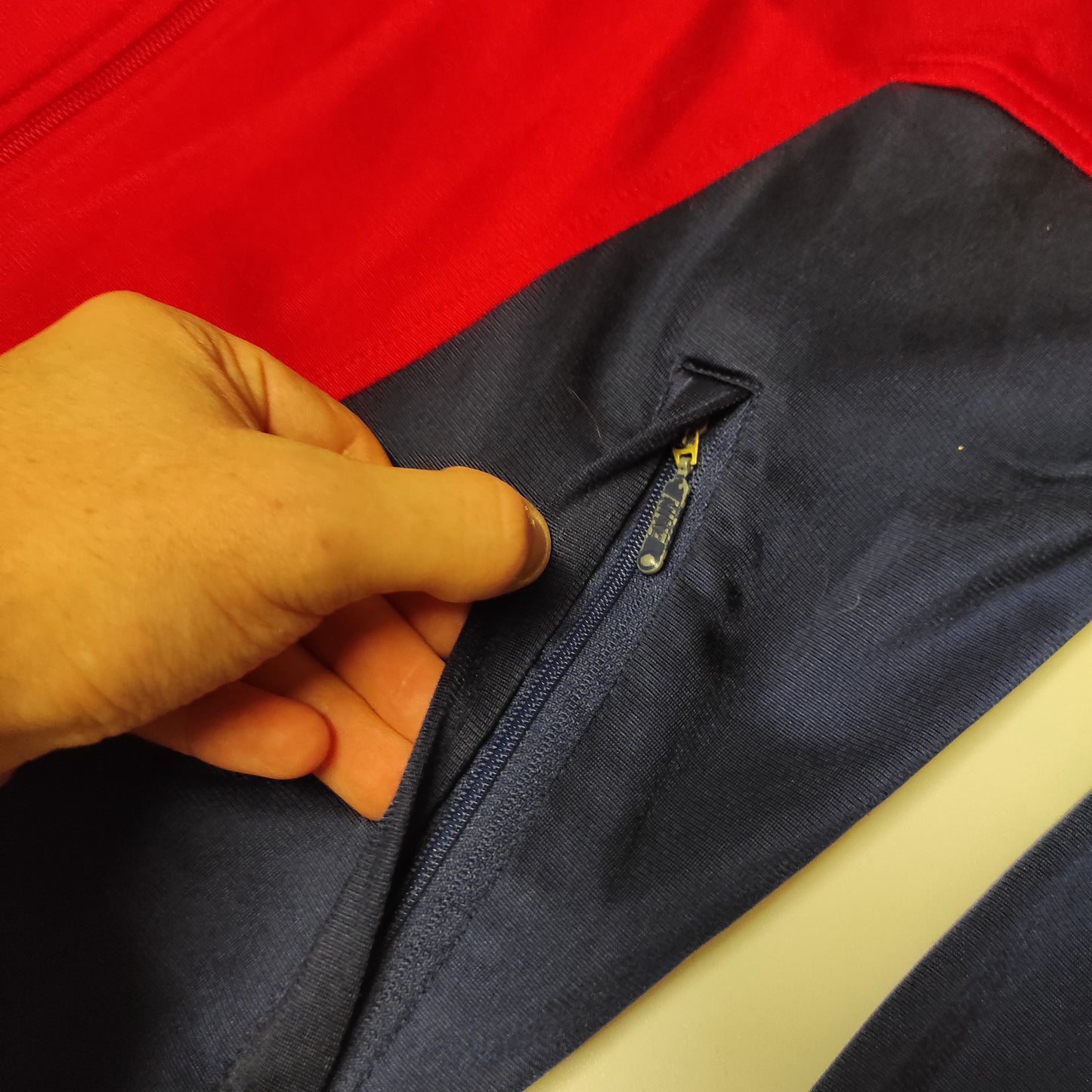 Entdecke unsere Vintage Track Pants von Nike und anderen Marken, erhältlich bei Valuxery.de - Dein Shop für trendige Vintage - Kleidung. Unsere Track Pants sind aus hochwertigen Materialien und