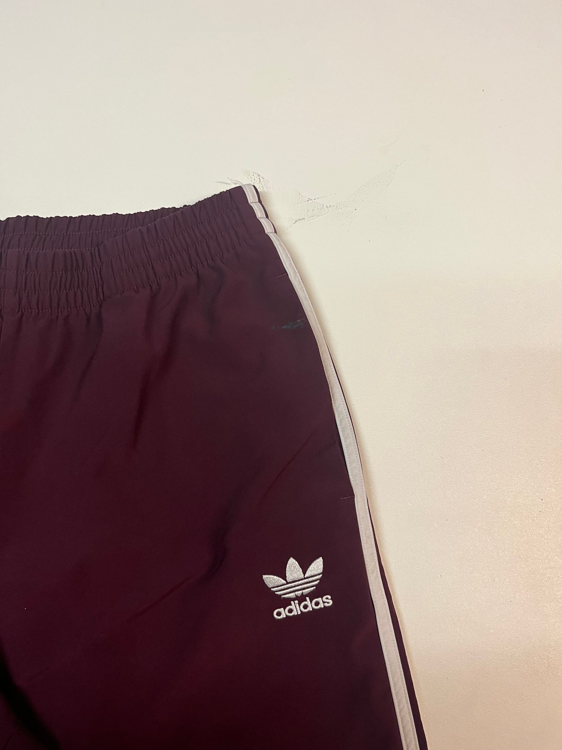 Entdecke unsere Vintage Track Pants von Nike und anderen Marken, erhältlich bei Valuxery.de - Dein Shop für trendige Vintage - Kleidung. Unsere Track Pants sind aus hochwertigen Materialien und