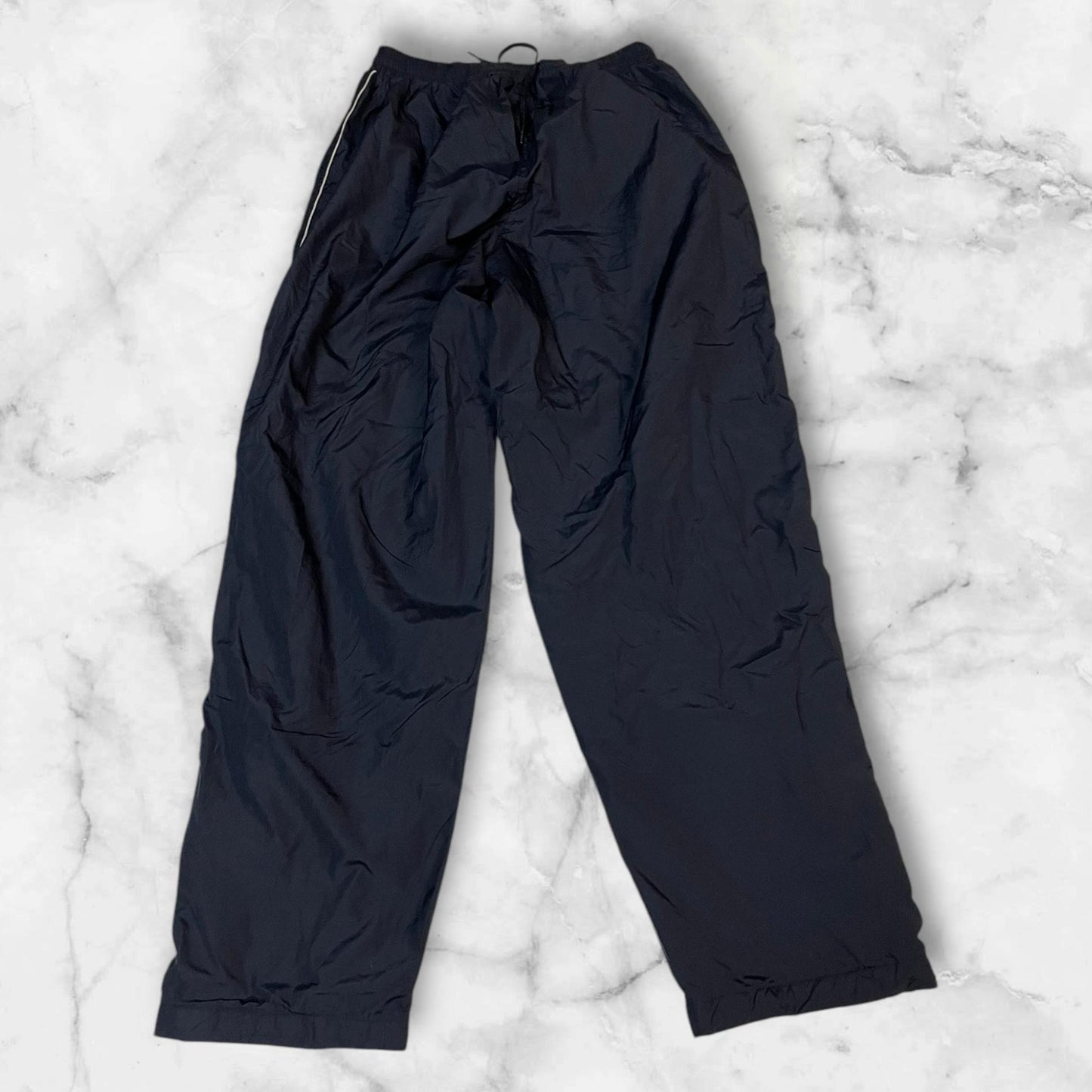 Entdecke unsere Vintage Track Pants von Nike und anderen Marken, erhältlich bei Valuxery.de - Dein Shop für trendige Vintage - Kleidung. Unsere Track Pants sind aus hochwertigen Materialien und