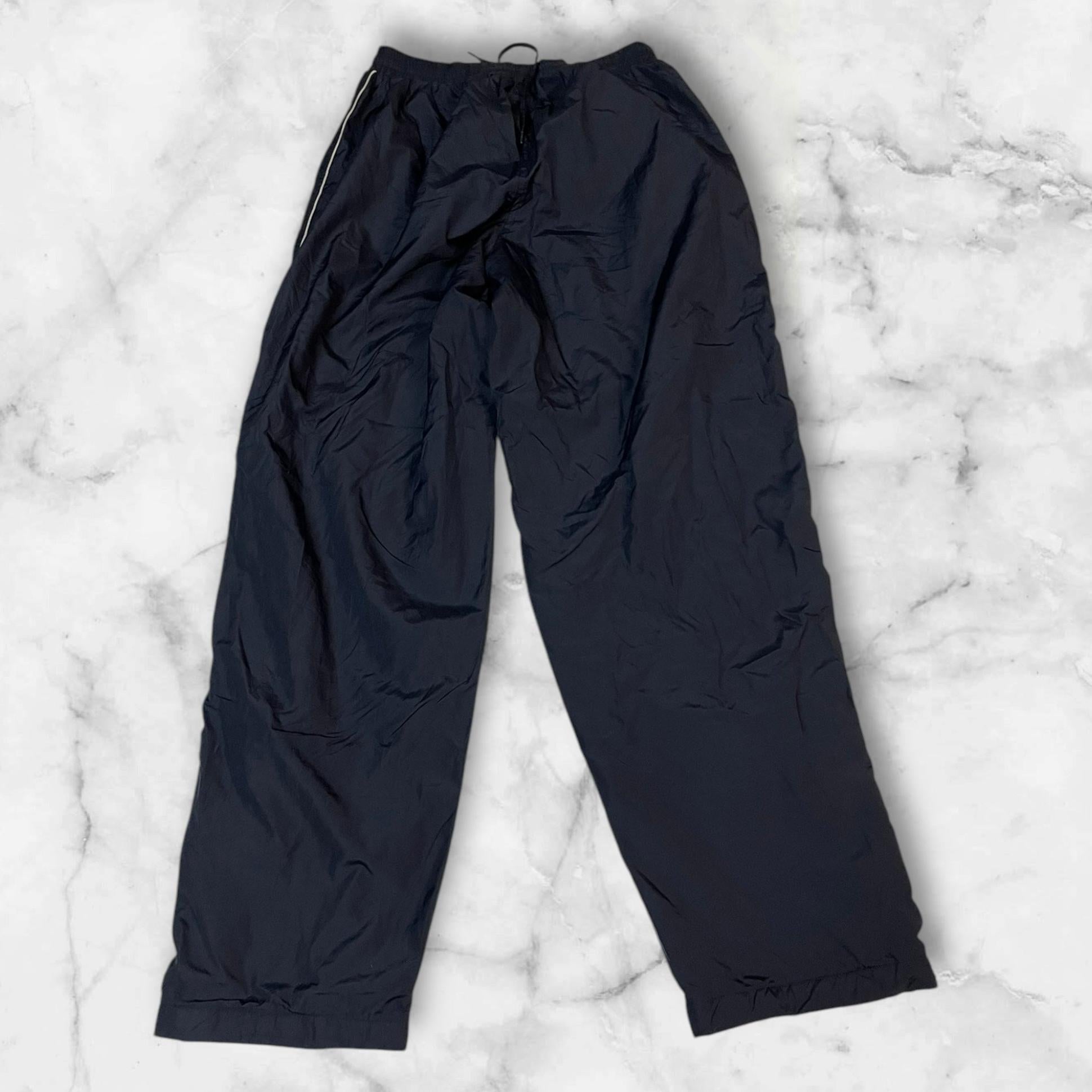 Entdecke unsere Vintage Track Pants von Nike und anderen Marken, erhältlich bei Valuxery.de - Dein Shop für trendige Vintage - Kleidung. Unsere Track Pants sind aus hochwertigen Materialien und