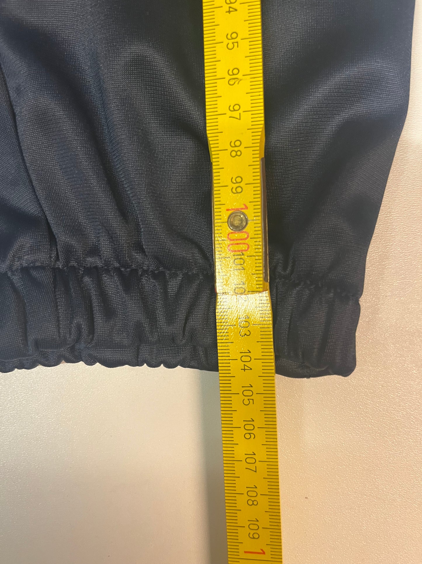 Entdecke unsere Vintage Track Pants von Nike und anderen Marken, erhältlich bei Valuxery.de - Dein Shop für trendige Vintage - Kleidung. Unsere Track Pants sind aus hochwertigen Materialien und