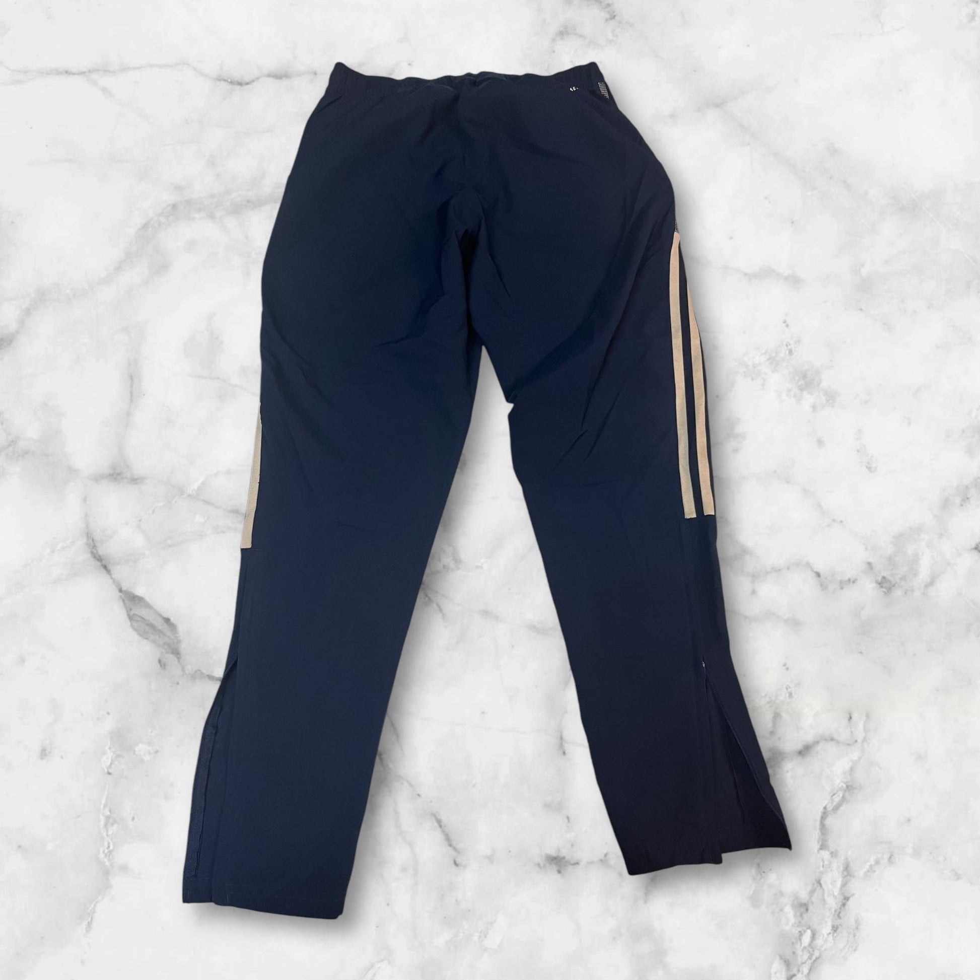 Entdecke unsere Vintage Track Pants von Nike und anderen Marken, erhältlich bei Valuxery.de - Dein Shop für trendige Vintage - Kleidung. Unsere Track Pants sind aus hochwertigen Materialien und