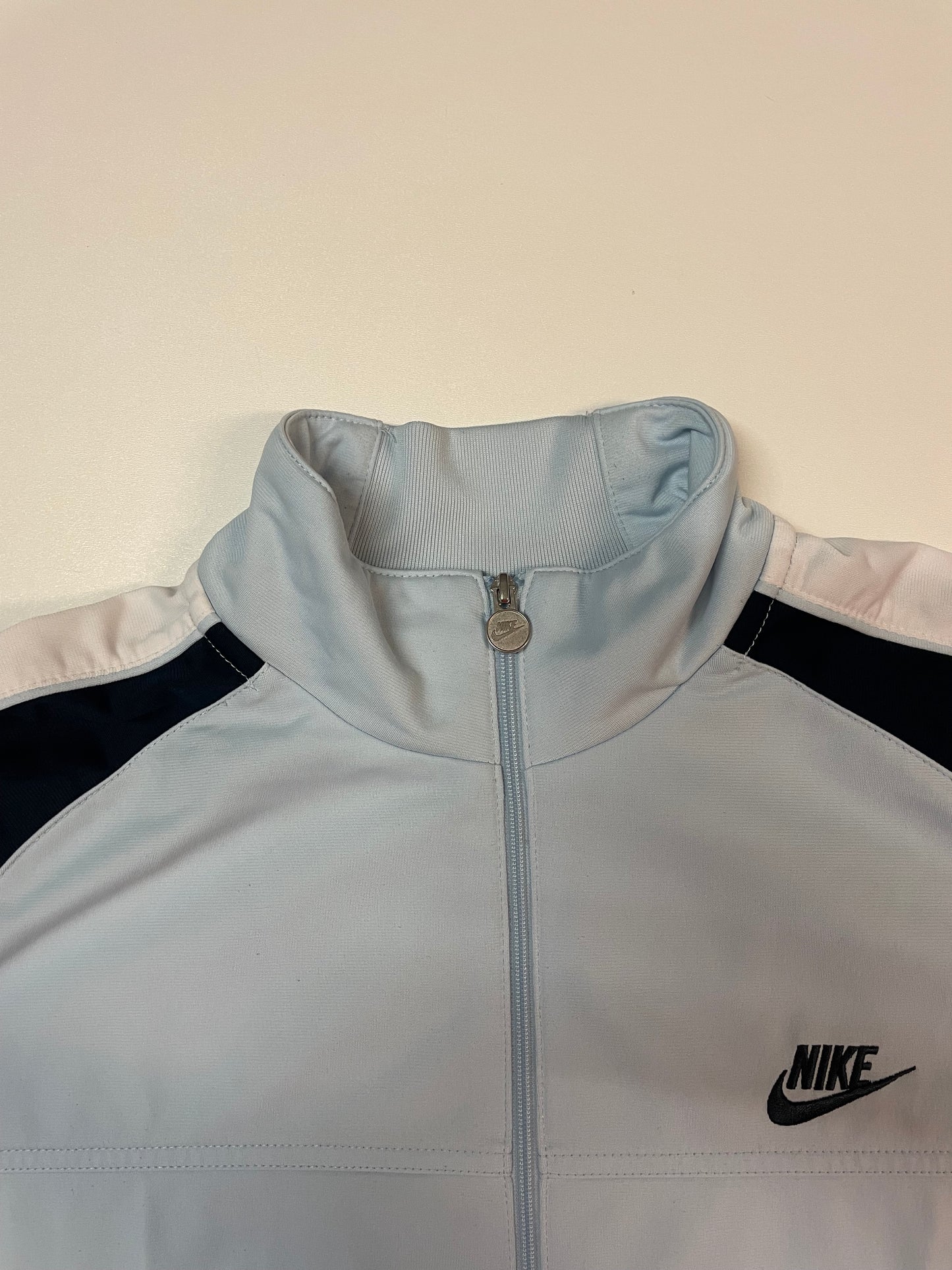 Entdecke unsere Vintage Track Pants von Nike und anderen Marken, erhältlich bei Valuxery.de - Dein Shop für trendige Vintage - Kleidung. Unsere Track Pants sind aus hochwertigen Materialien und