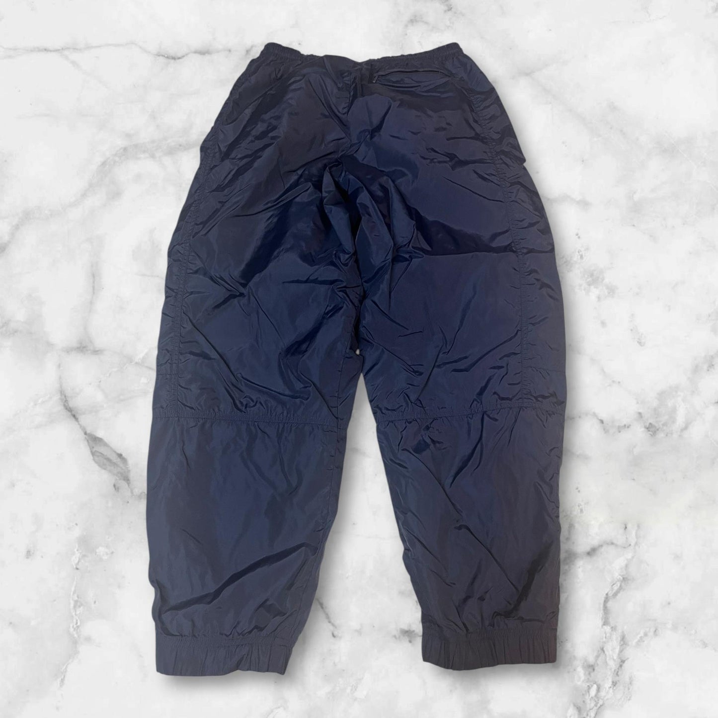 Entdecke unsere Vintage Track Pants von Nike und anderen Marken, erhältlich bei Valuxery.de - Dein Shop für trendige Vintage - Kleidung. Unsere Track Pants sind aus hochwertigen Materialien und