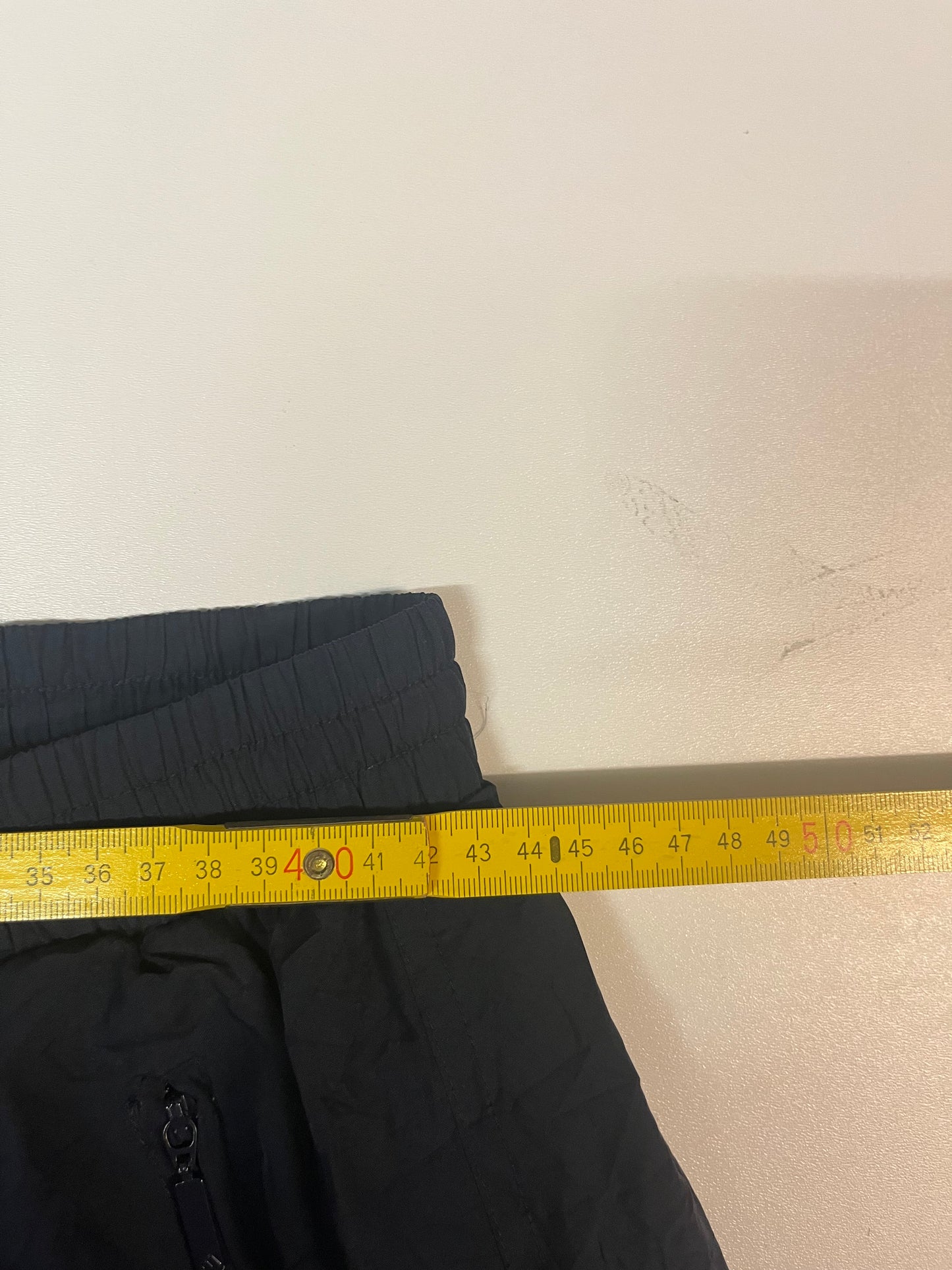 Entdecke unsere Vintage Track Pants von Nike und anderen Marken, erhältlich bei Valuxery.de - Dein Shop für trendige Vintage - Kleidung. Unsere Track Pants sind aus hochwertigen Materialien und