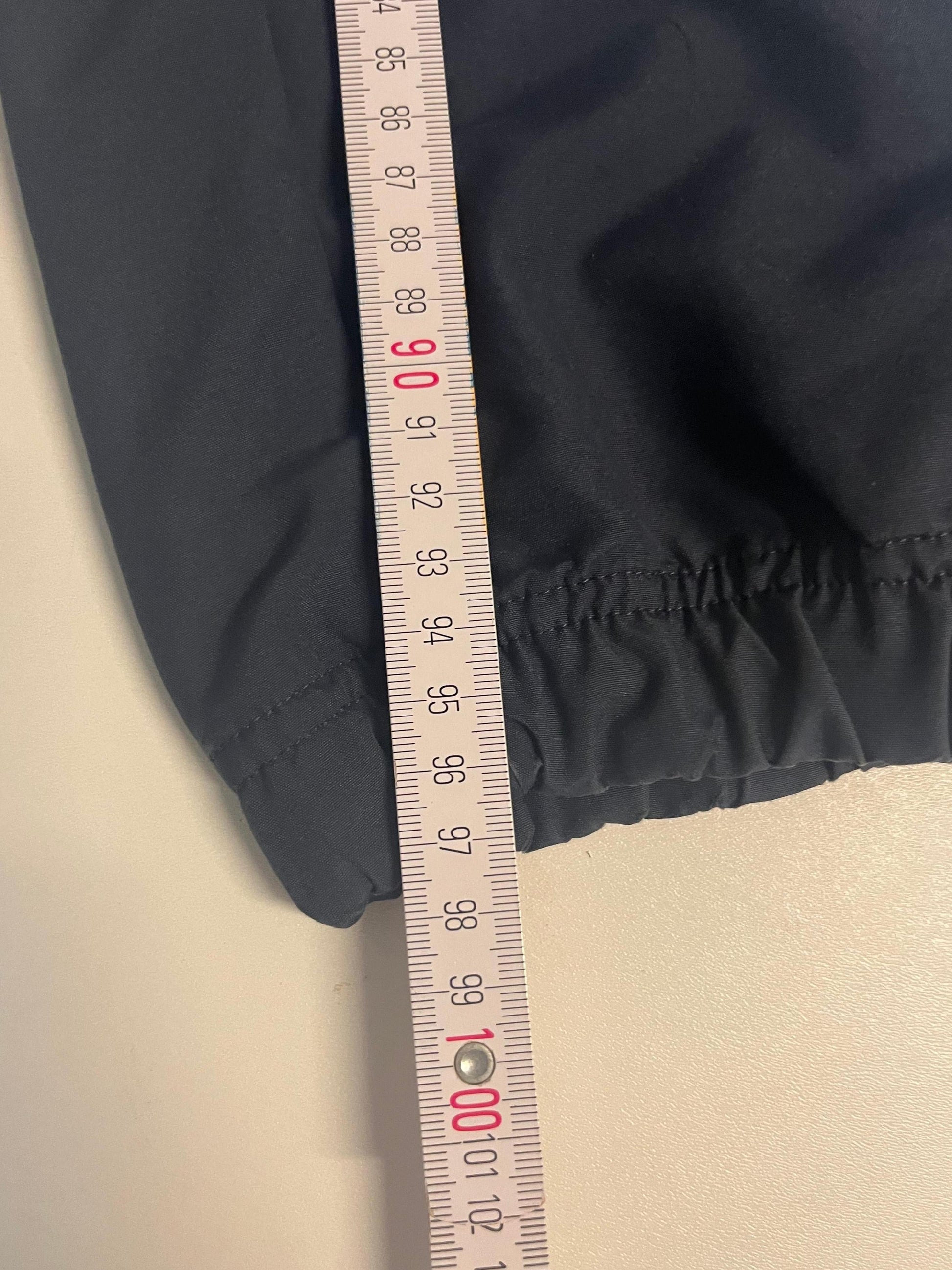 Entdecke unsere Vintage Track Pants von Nike und anderen Marken, erhältlich bei Valuxery.de - Dein Shop für trendige Vintage - Kleidung. Unsere Track Pants sind aus hochwertigen Materialien und