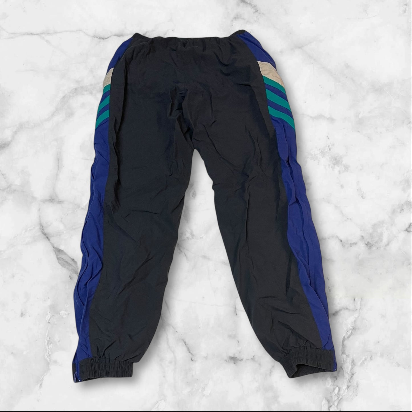 Entdecke unsere Vintage Track Pants von Nike und anderen Marken, erhältlich bei Valuxery.de - Dein Shop für trendige Vintage - Kleidung. Unsere Track Pants sind aus hochwertigen Materialien und