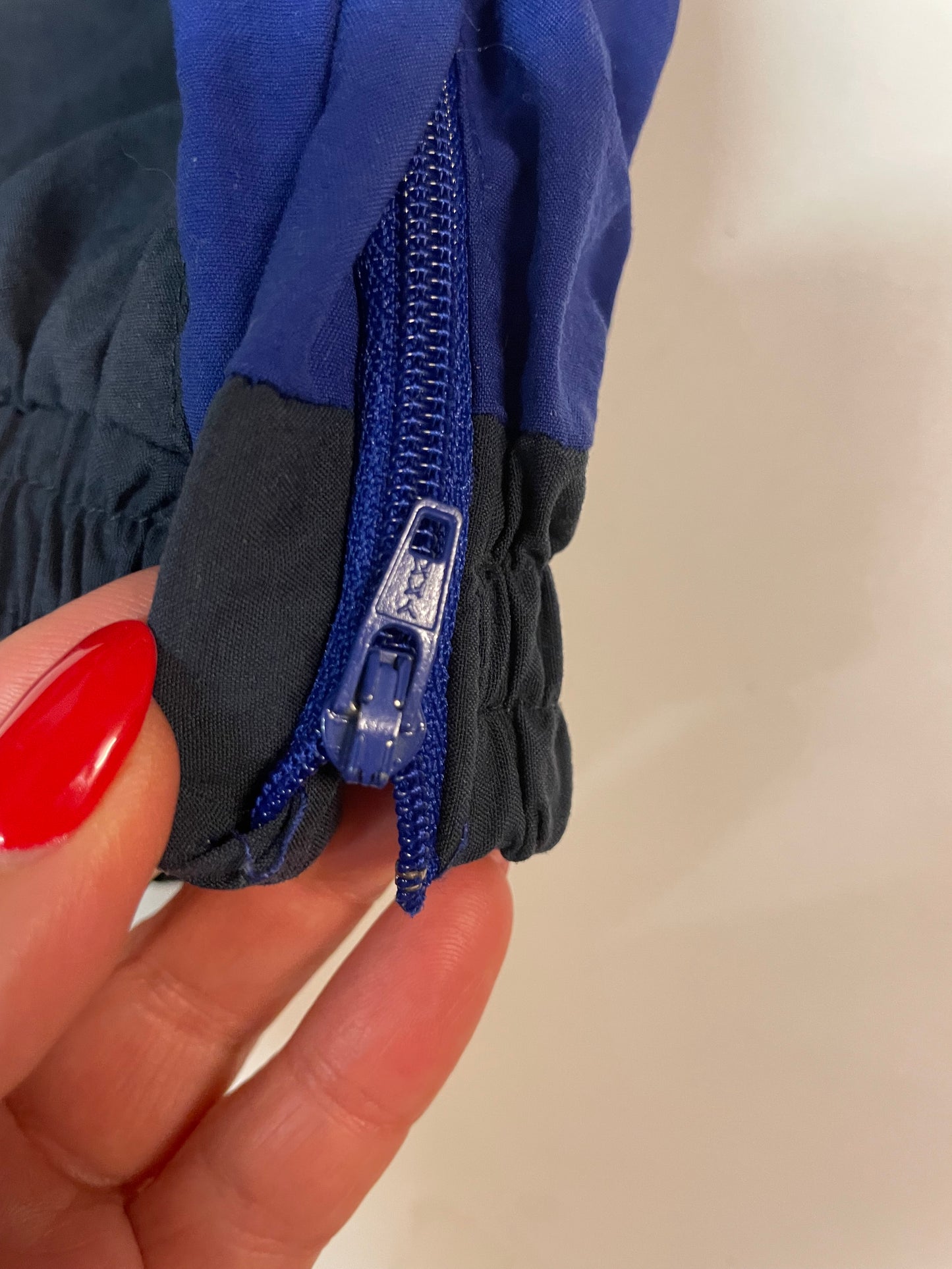 Entdecke unsere Vintage Track Pants von Nike und anderen Marken, erhältlich bei Valuxery.de - Dein Shop für trendige Vintage - Kleidung. Unsere Track Pants sind aus hochwertigen Materialien und