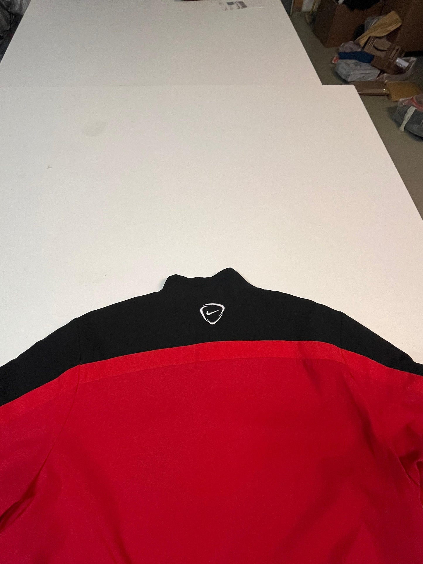 Entdecke unsere Vintage Track Pants von Nike und anderen Marken, erhältlich bei Valuxery.de - Dein Shop für trendige Vintage - Kleidung. Unsere Track Pants sind aus hochwertigen Materialien und