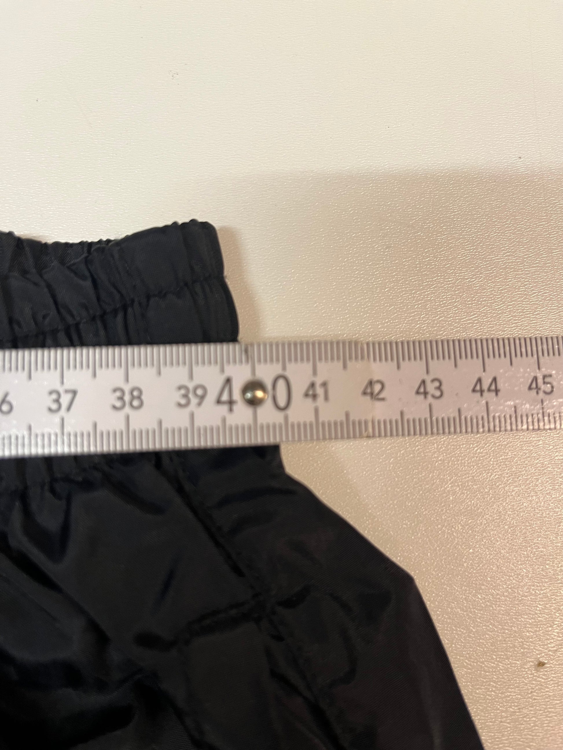 Entdecke unsere Vintage Track Pants von Nike und anderen Marken, erhältlich bei Valuxery.de - Dein Shop für trendige Vintage - Kleidung. Unsere Track Pants sind aus hochwertigen Materialien und