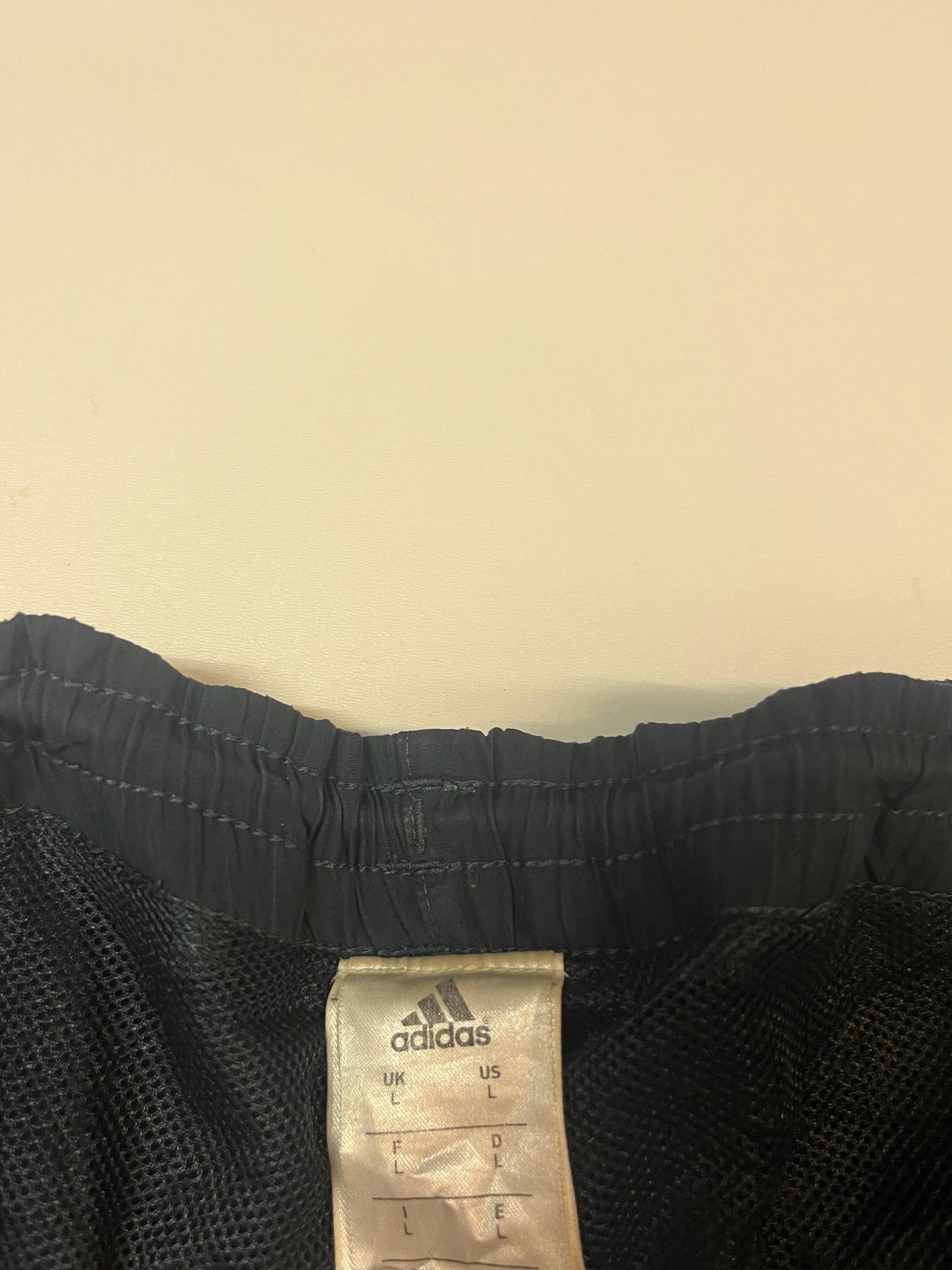 Entdecke unsere Vintage Track Pants von Nike und anderen Marken, erhältlich bei Valuxery.de - Dein Shop für trendige Vintage - Kleidung. Unsere Track Pants sind aus hochwertigen Materialien und
