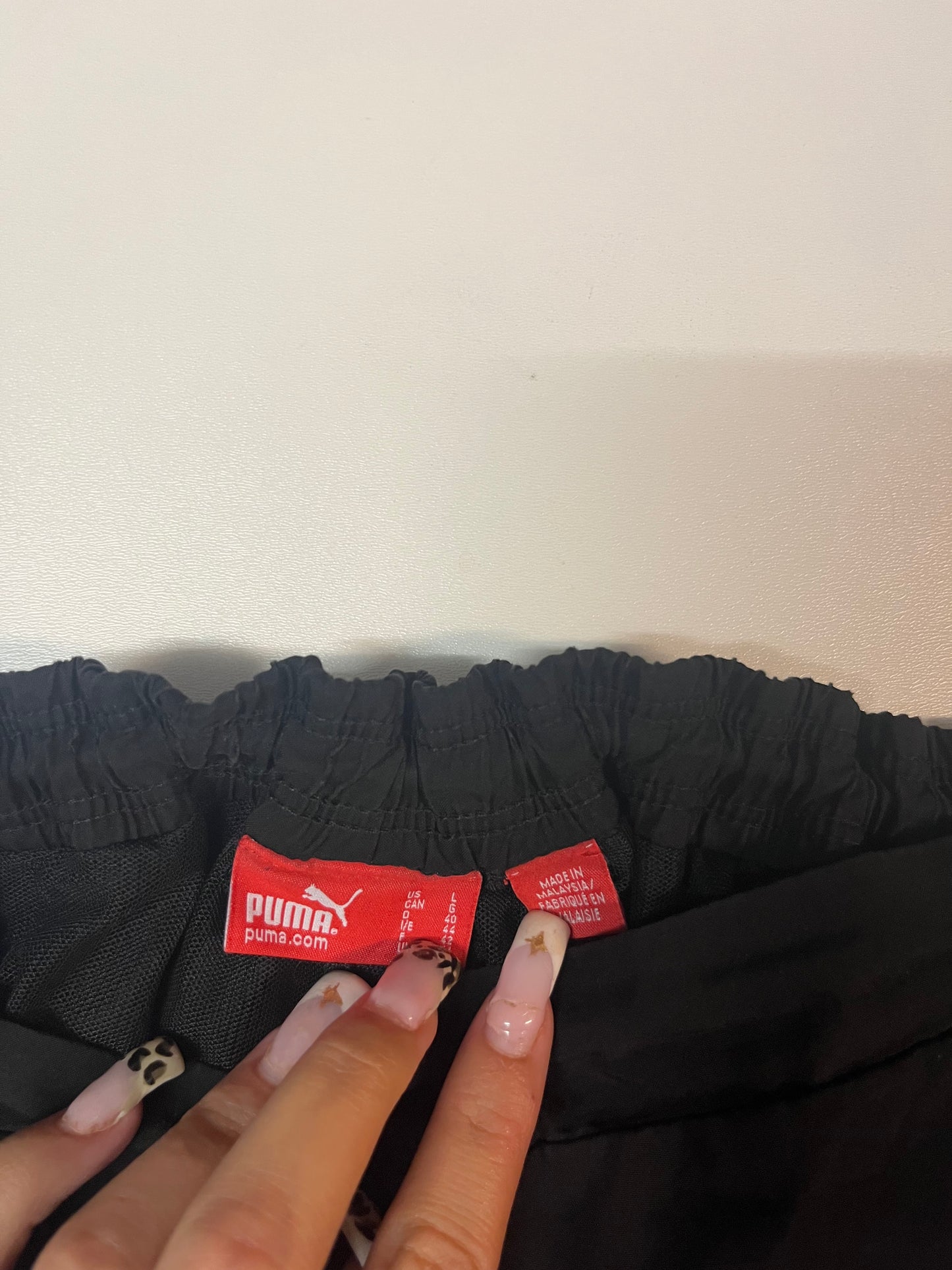 Entdecke unsere Vintage Track Pants von Nike und anderen Marken, erhältlich bei Valuxery.de - Dein Shop für trendige Vintage - Kleidung. Unsere Track Pants sind aus hochwertigen Materialien und