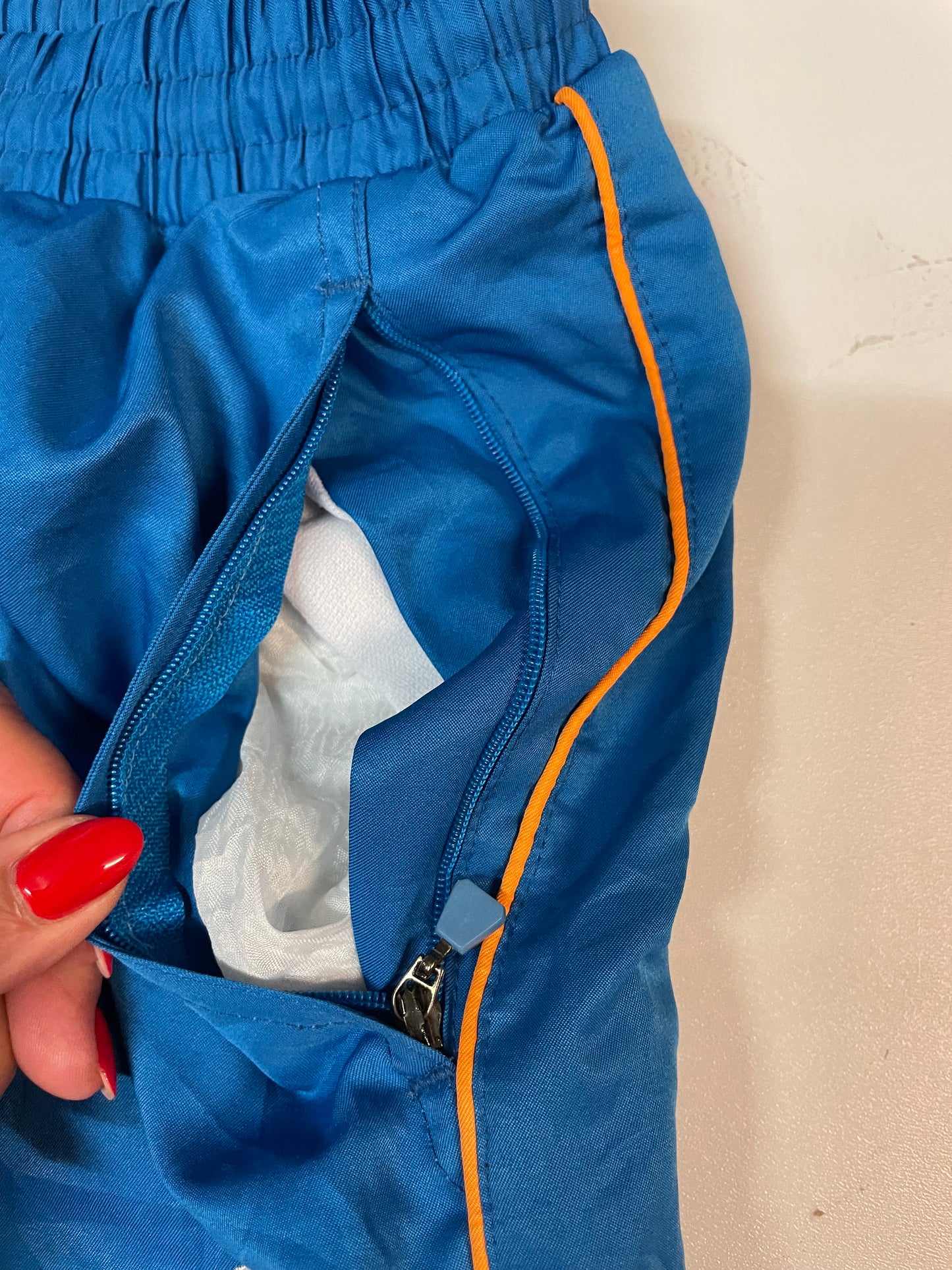 Entdecke unsere Vintage Track Pants von Nike und anderen Marken, erhältlich bei Valuxery.de - Dein Shop für trendige Vintage - Kleidung. Unsere Track Pants sind aus hochwertigen Materialien und