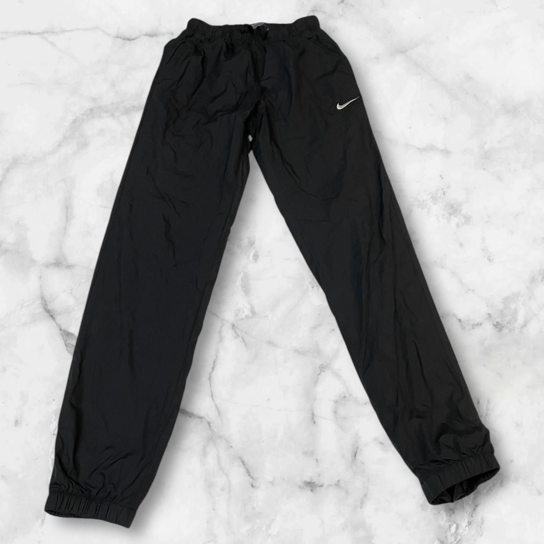 Entdecke unsere Vintage Track Pants von Nike und anderen Marken, erhältlich bei Valuxery.de - Dein Shop für trendige Vintage - Kleidung. Unsere Track Pants sind aus hochwertigen Materialien und